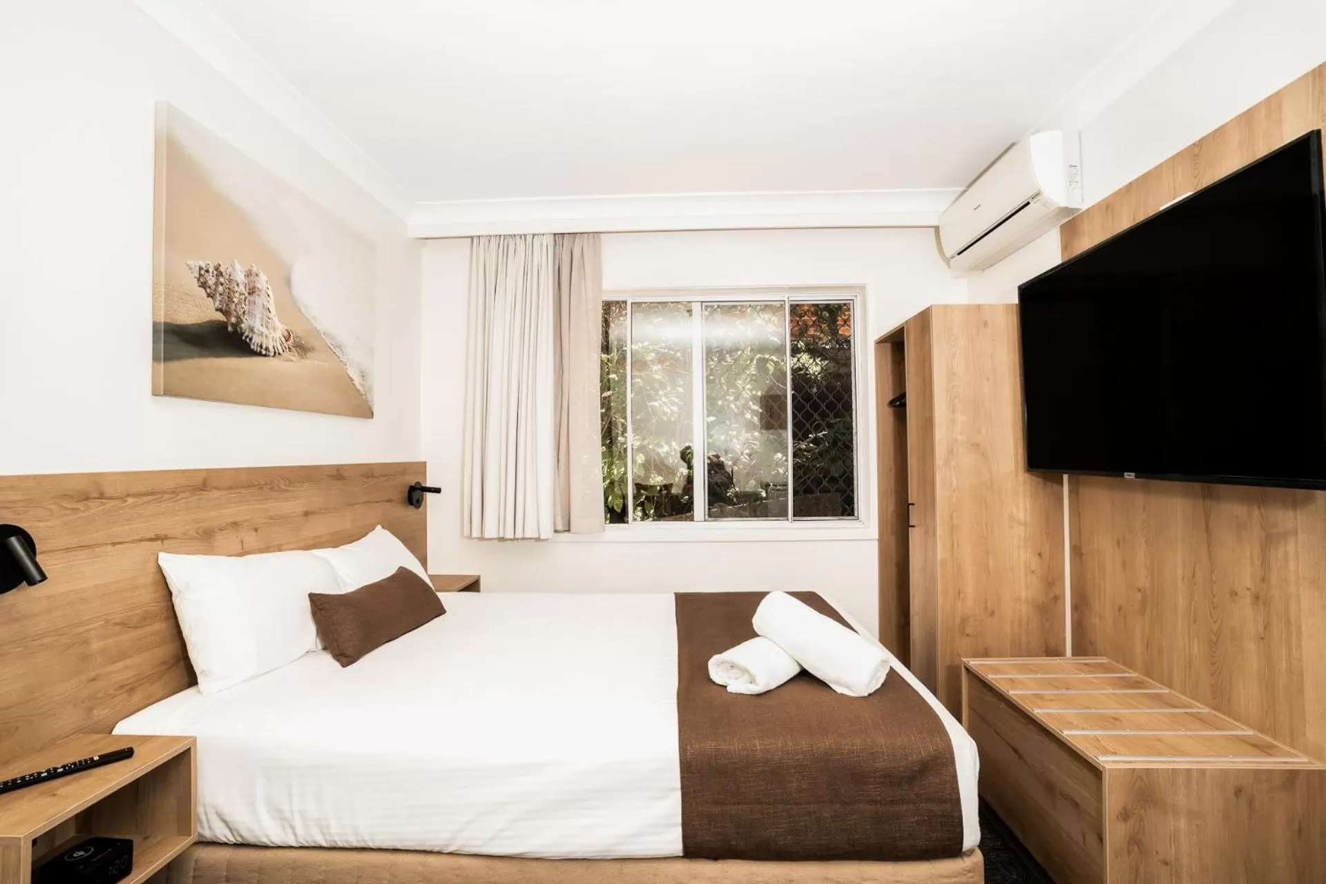 Bed in Caribbean Motel