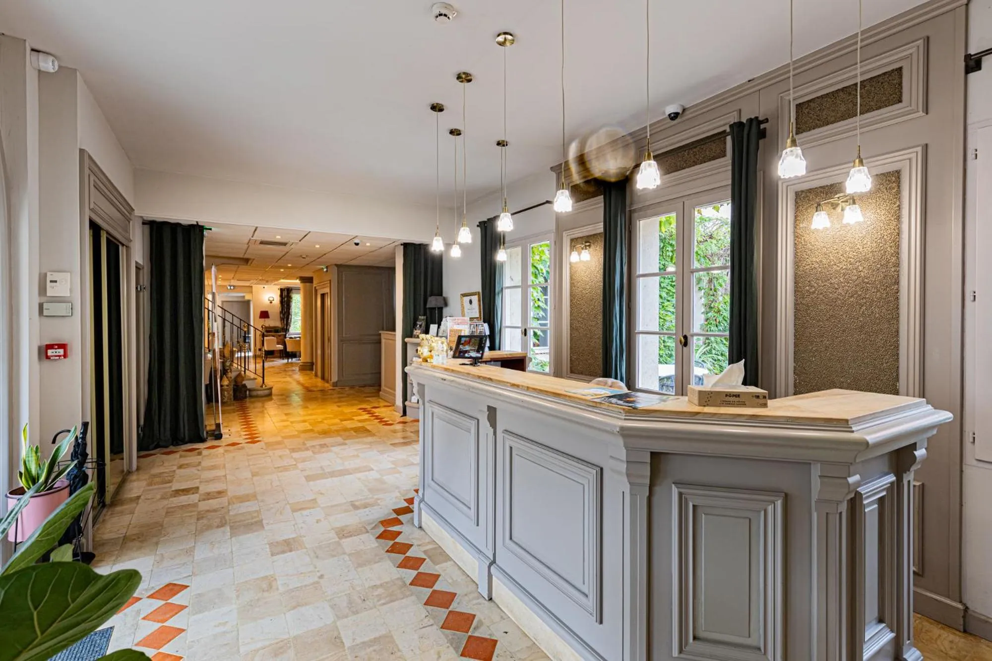Lobby or reception in Logis Hostellerie des Clos et restaurant Bistrot des grands crus et Maison de la tour Chablis
