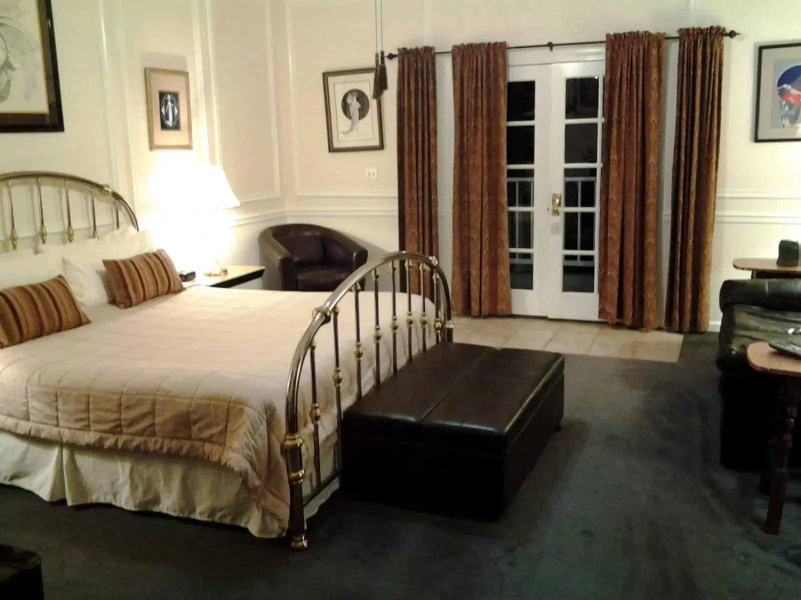 Deluxe King Suite with Spa Bath in The Inn at Benicia Bay Deluxe King Suite with Spa Bath in The Inn at Benicia Bay