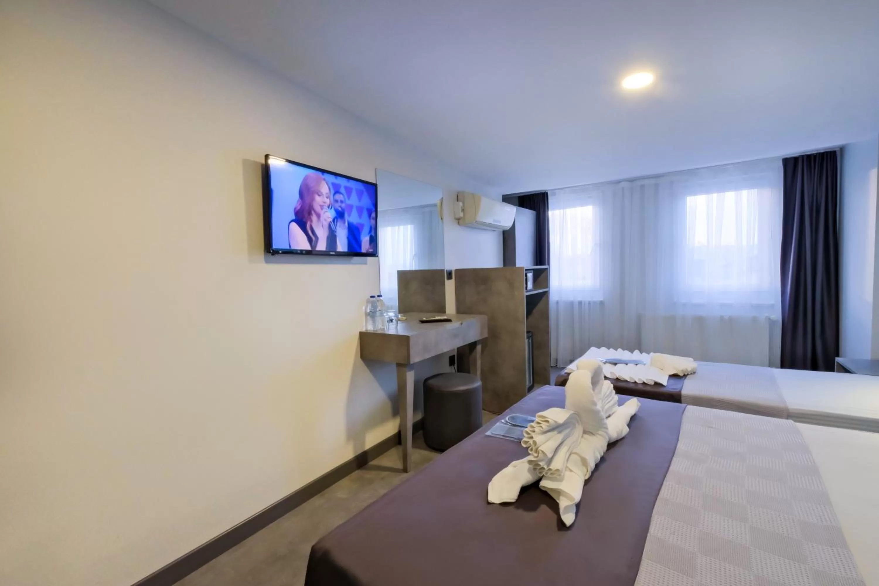 Photo of the whole room, Bed in The Queen Hotel