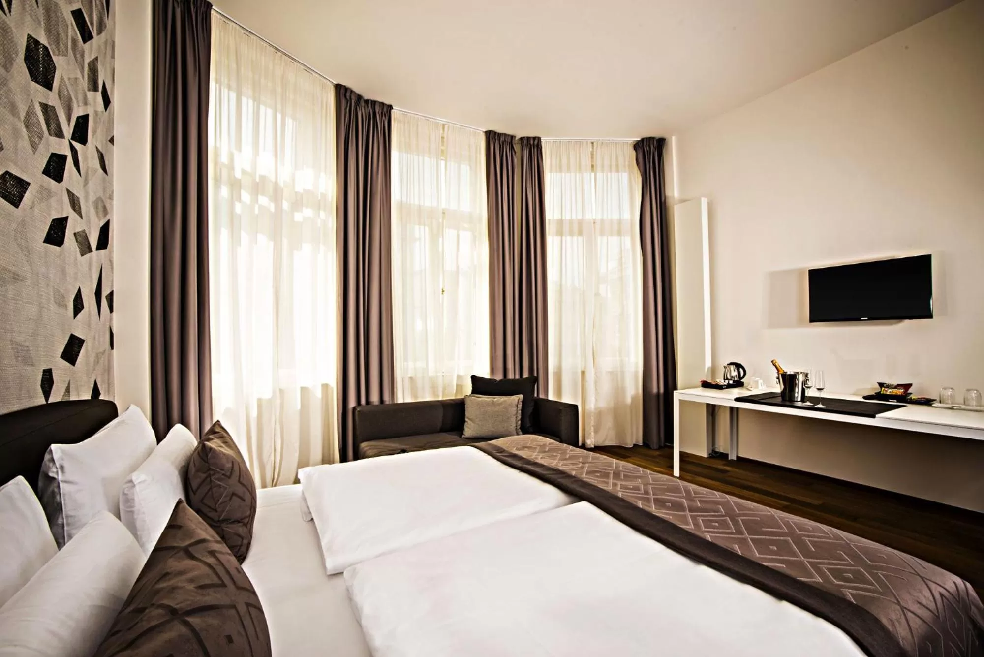 Bedroom, Bed in Hotel Golden Crown