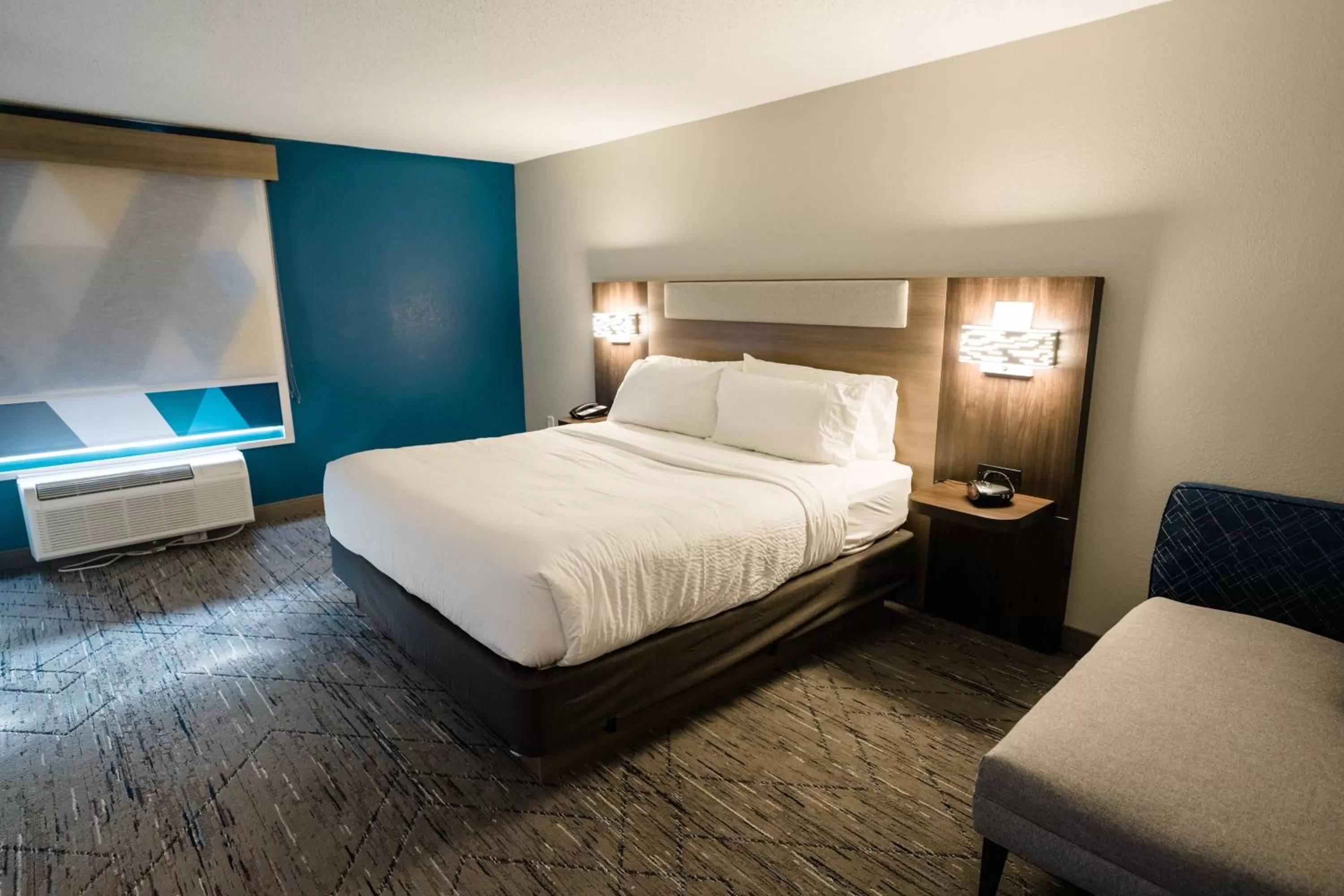 Photo of the whole room, Bed in Holiday Inn Express Hotel & Suites Knoxville-North-I-75 Exit 112 by IHG