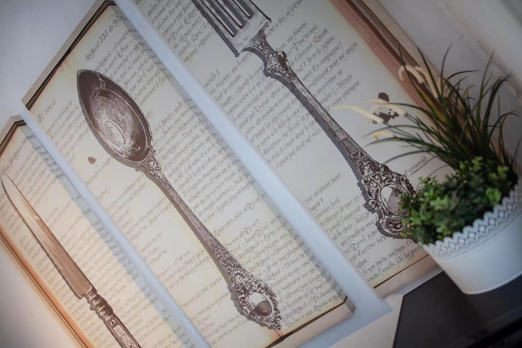 Decorative detail in Bienvenue Chez Nous