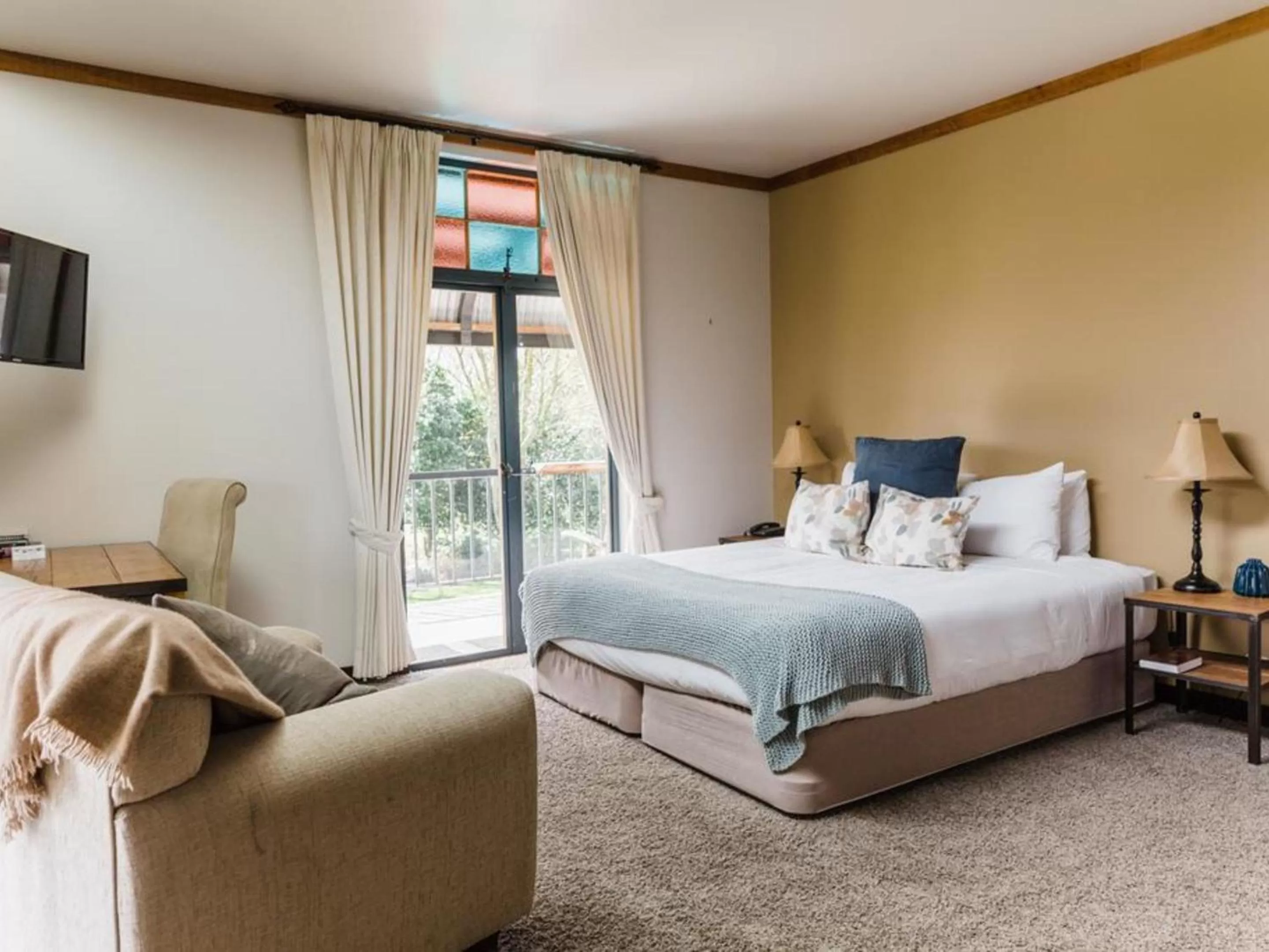 Photo of the whole room, Bed in The Narrows Landing Hotel