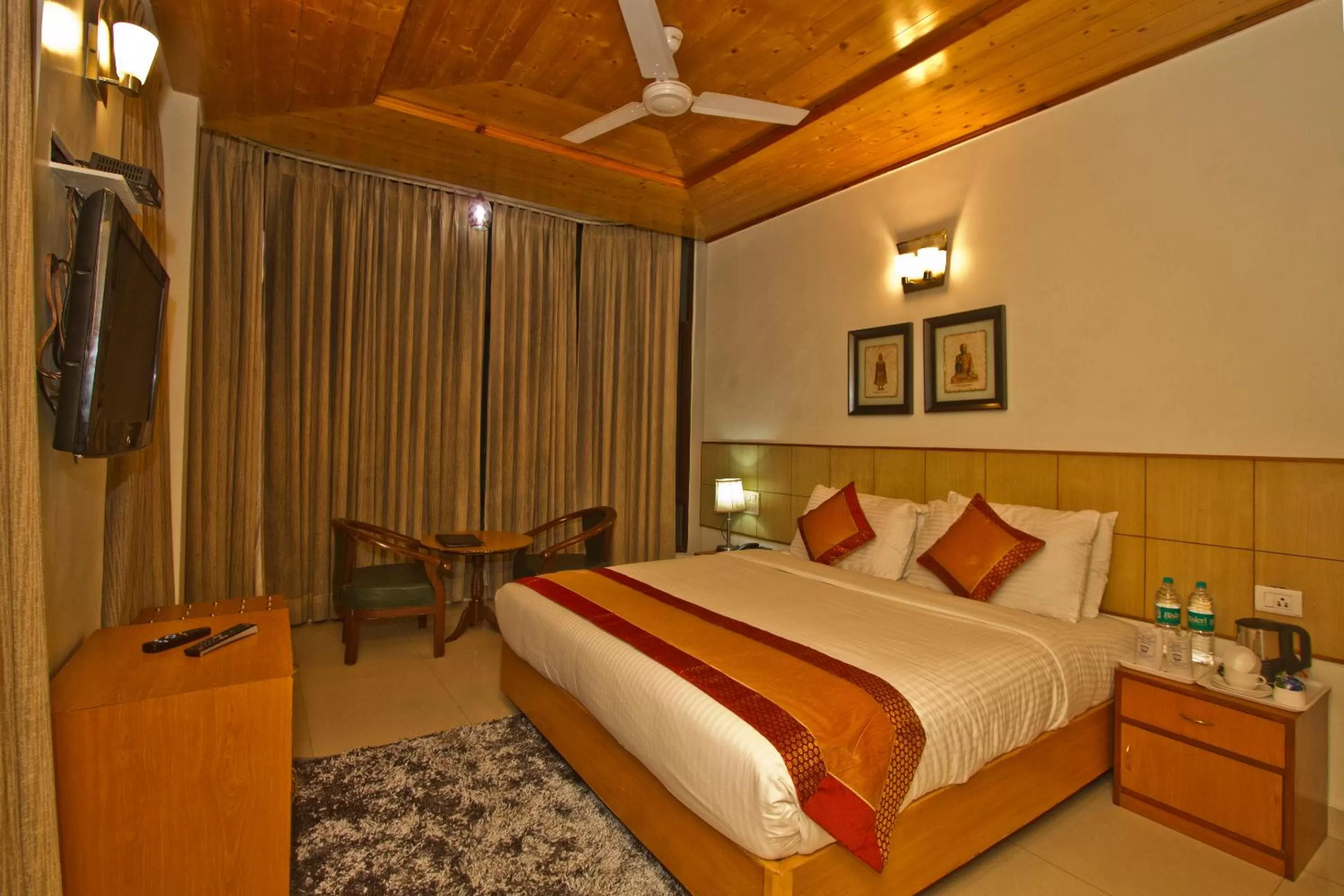 Photo of the whole room, Bed in Hotel Broadways Inn