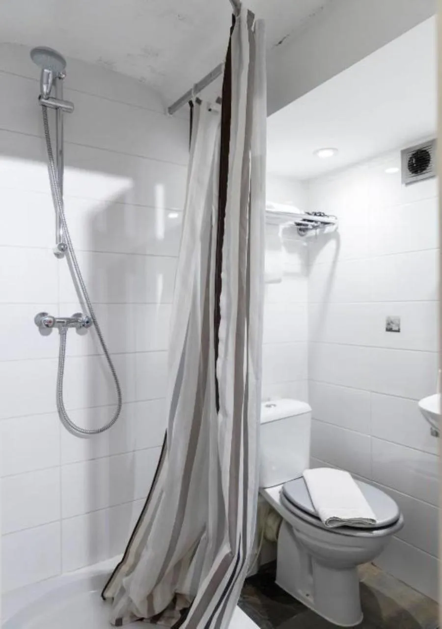 Shower in Quentin Golden Bear Hotel