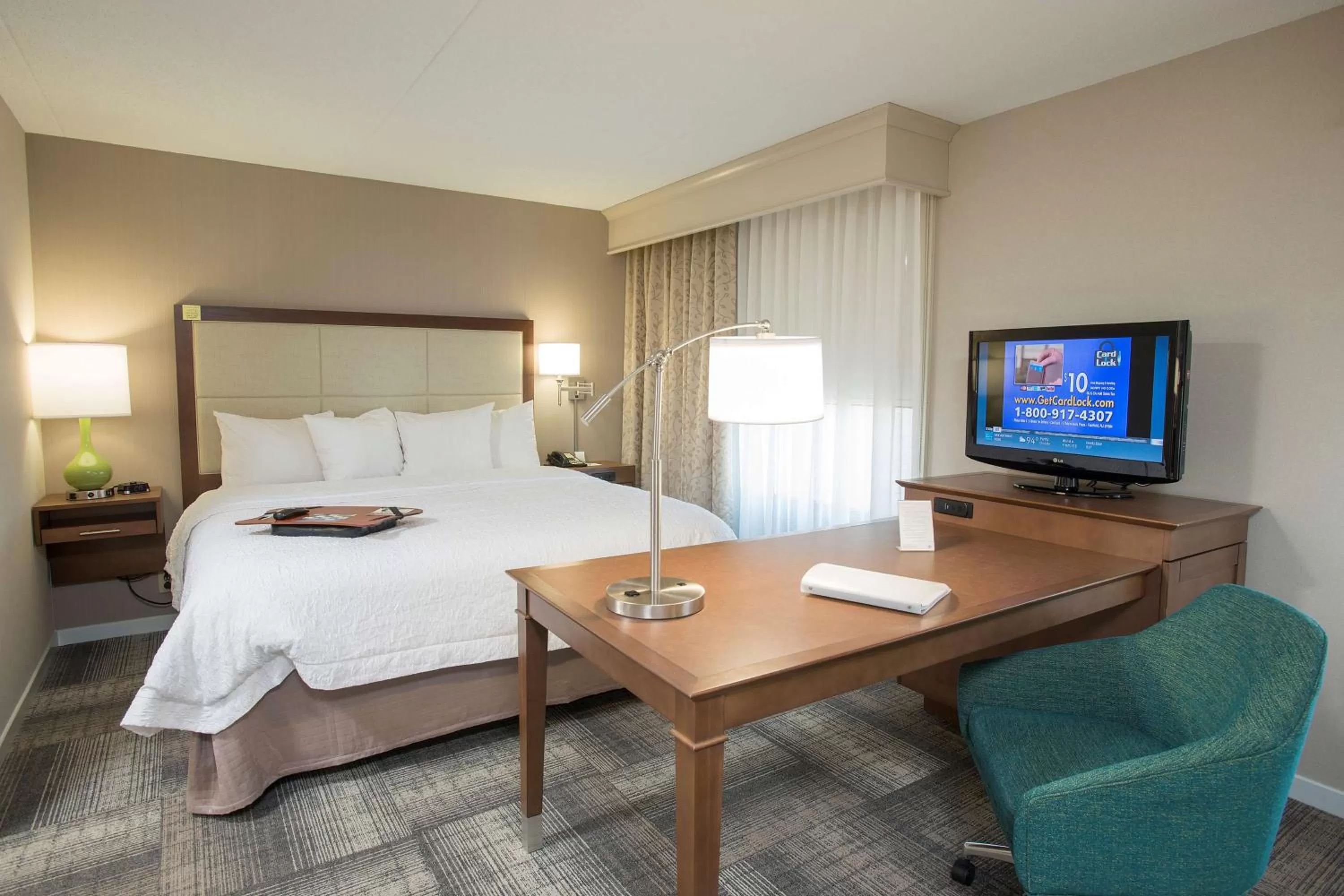 Bedroom, Bed in Hampton Inn & Suites Cincinnati-Union Centre