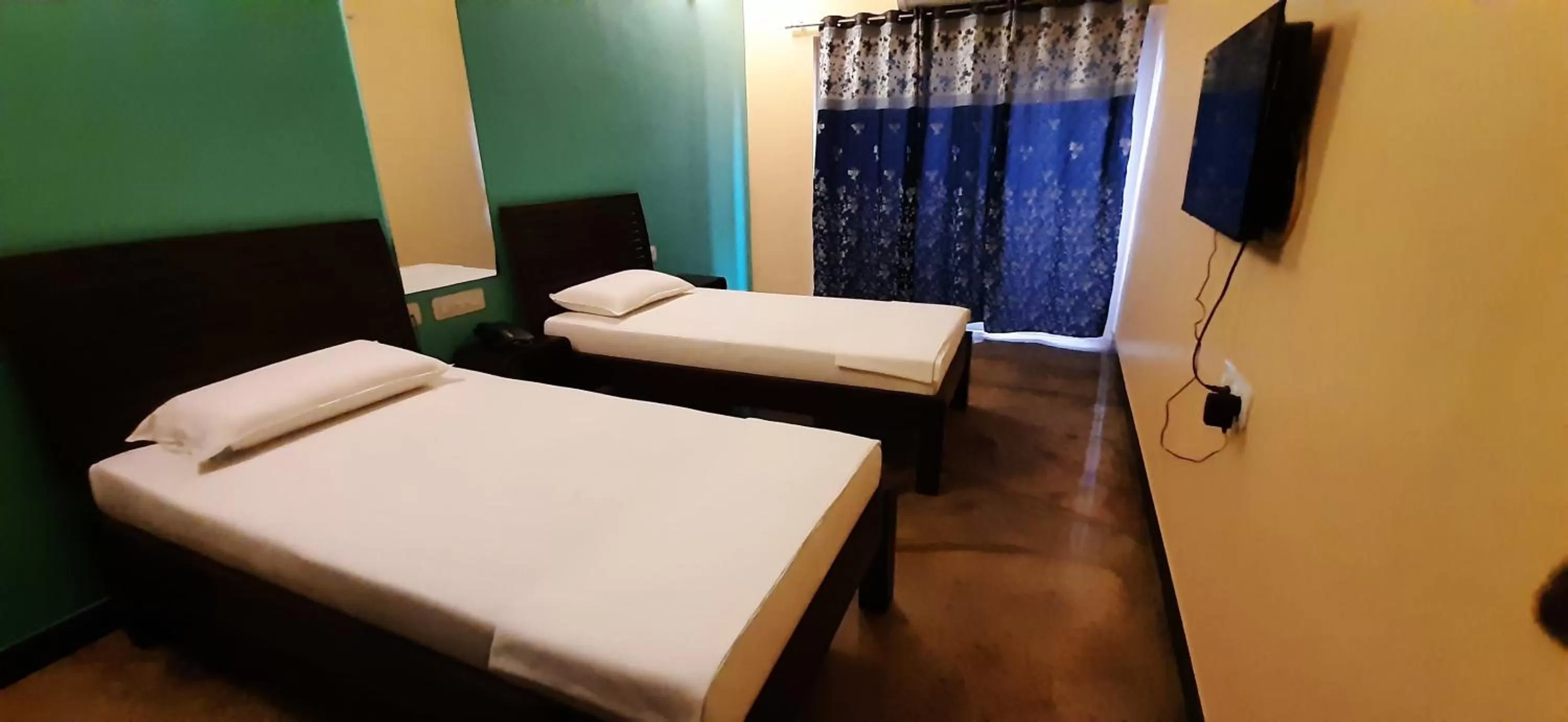 Photo of the whole room, Bed in Chandru De Green