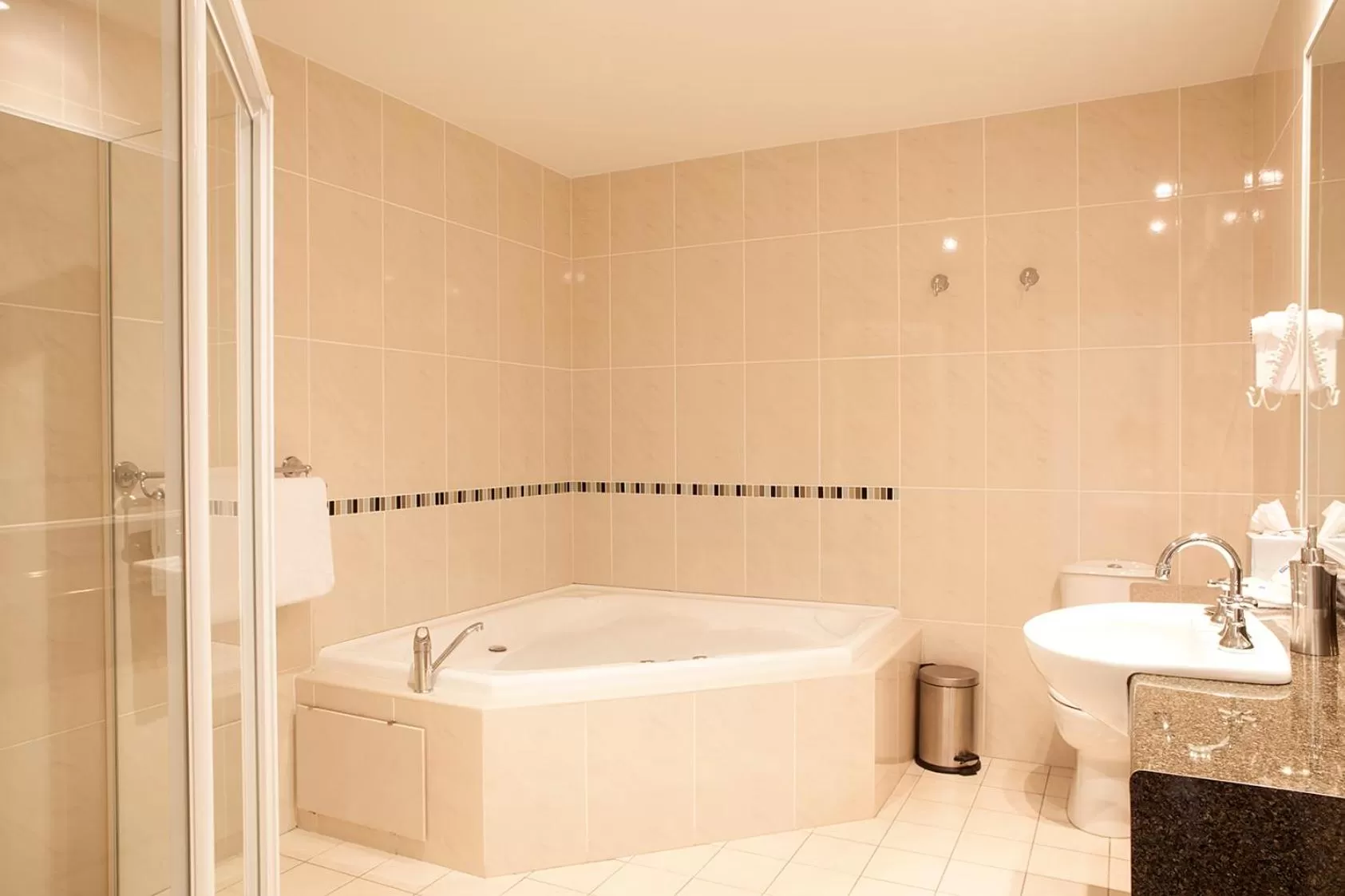 Bathroom in Mandarin Motel