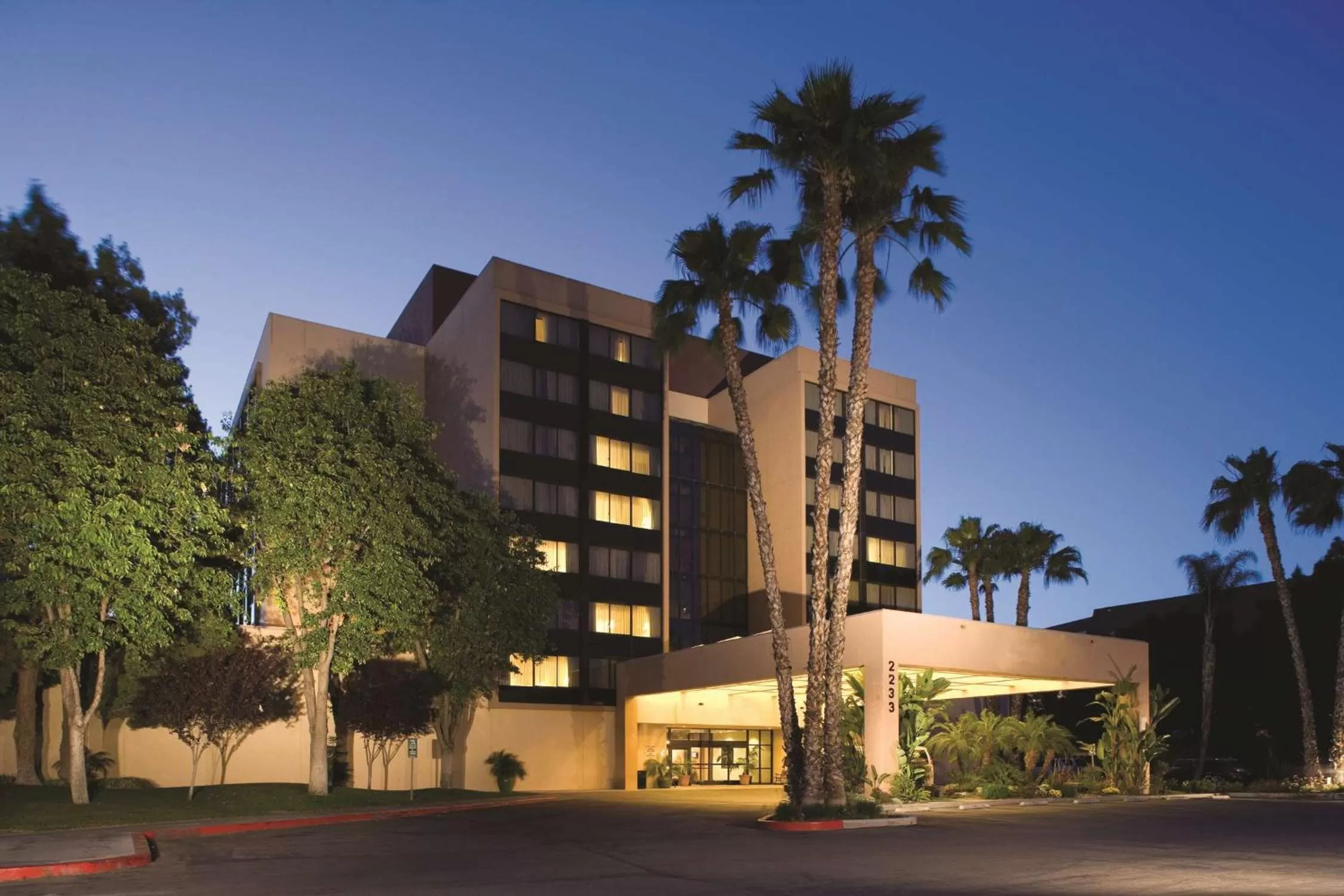 Property building in DoubleTree by Hilton Fresno Convention Center