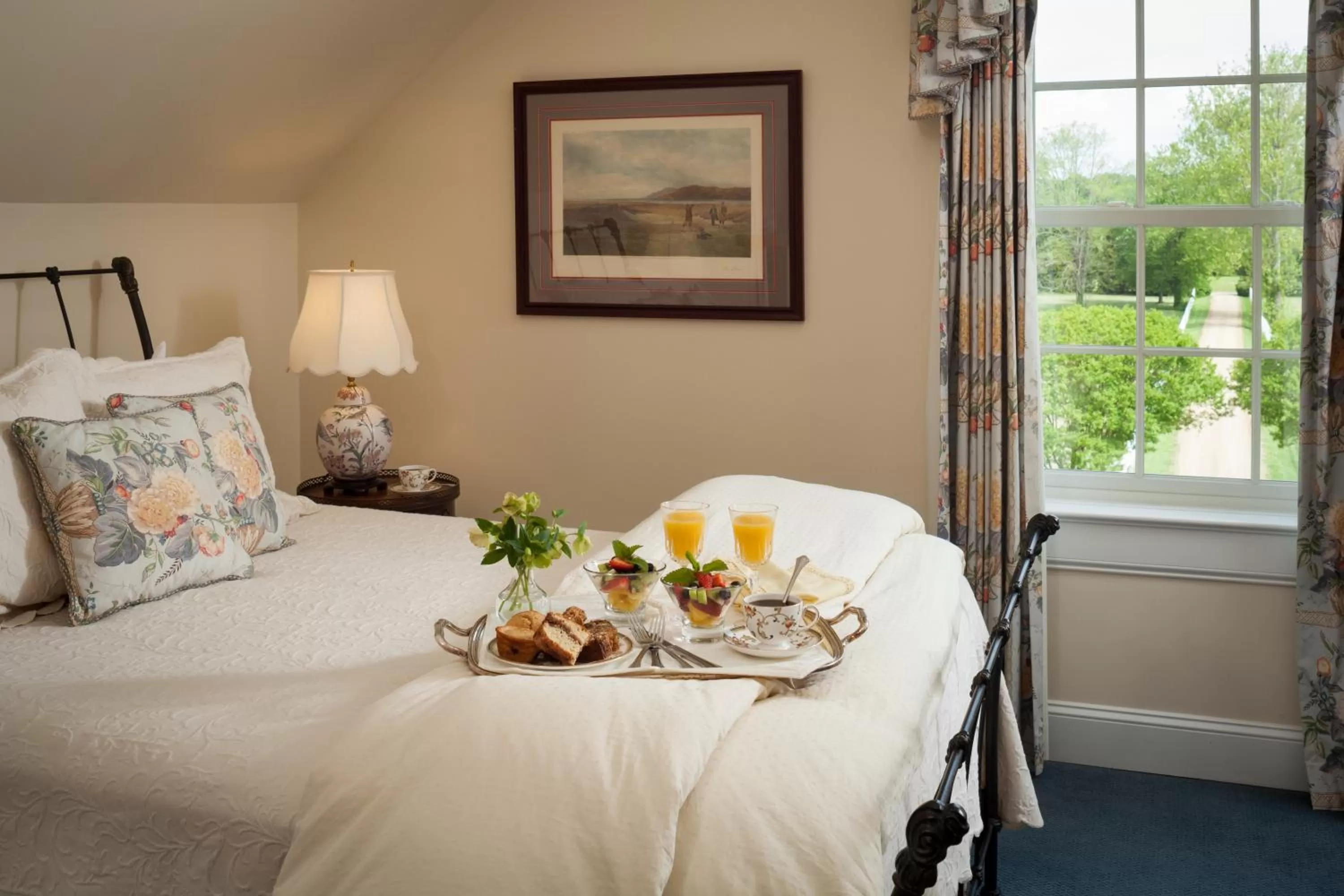 Bed in Inn at Warner Hall