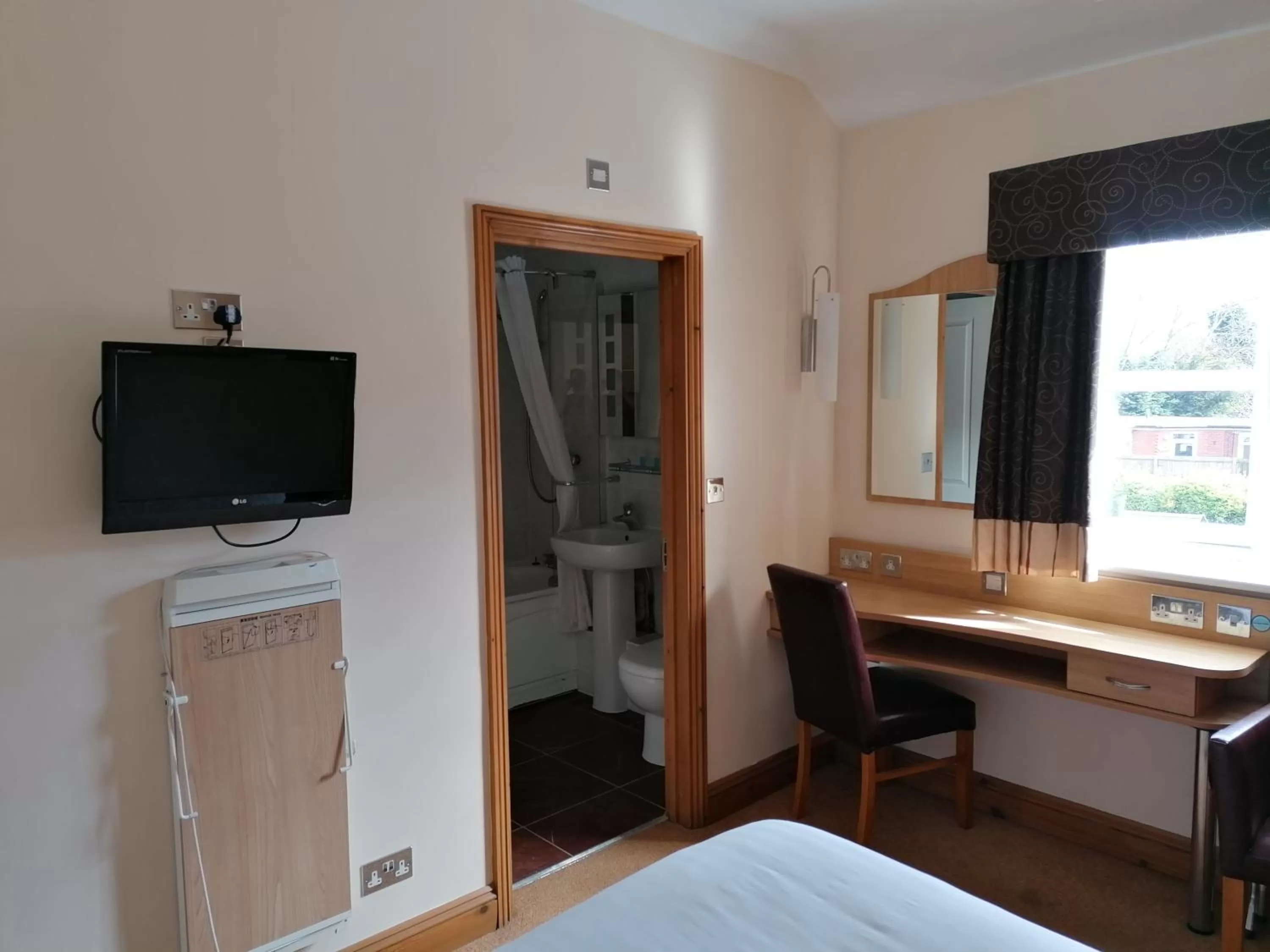 Seating area, Bed in The Queensgate Hotel