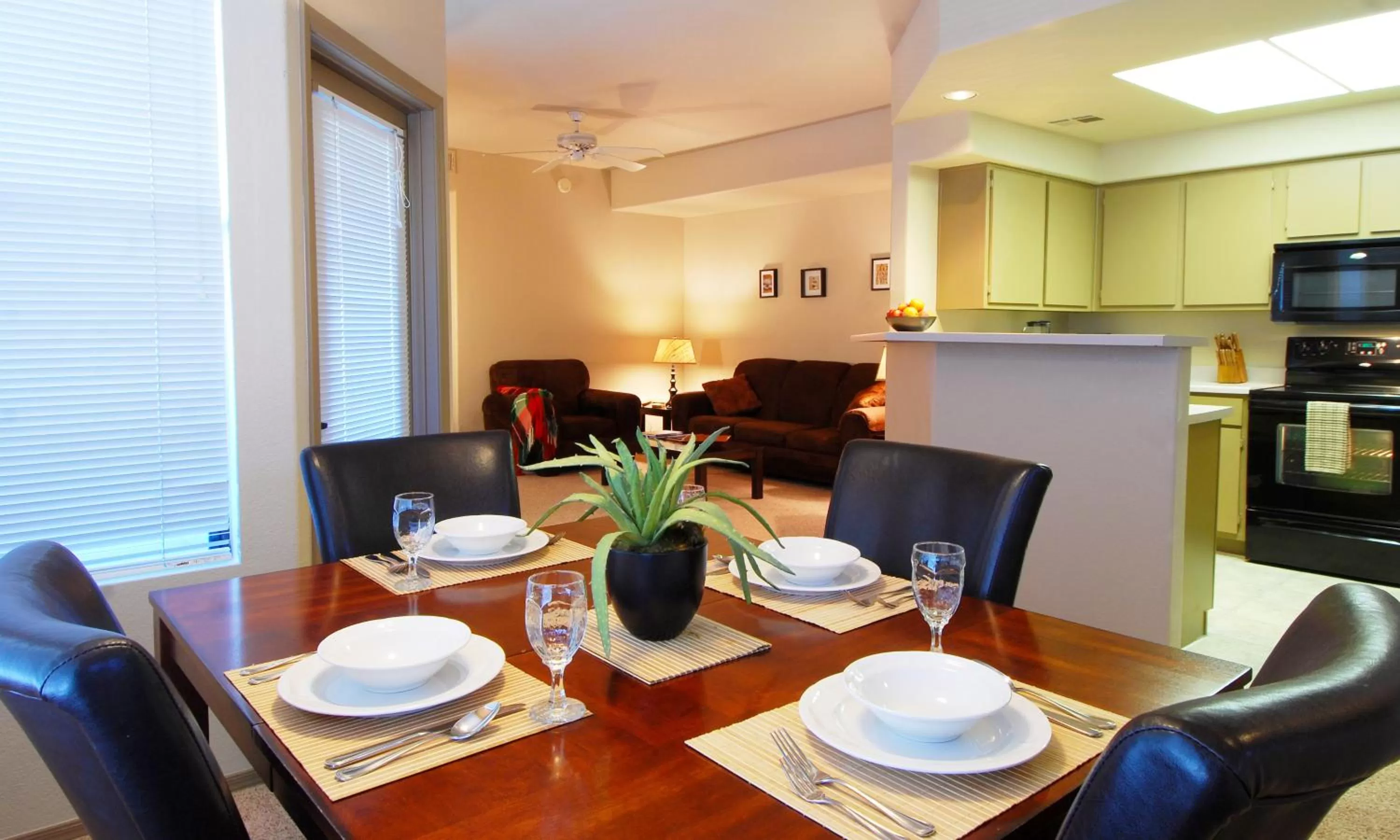 Dining area in Raintree at Phoenix South Mountain Preserve