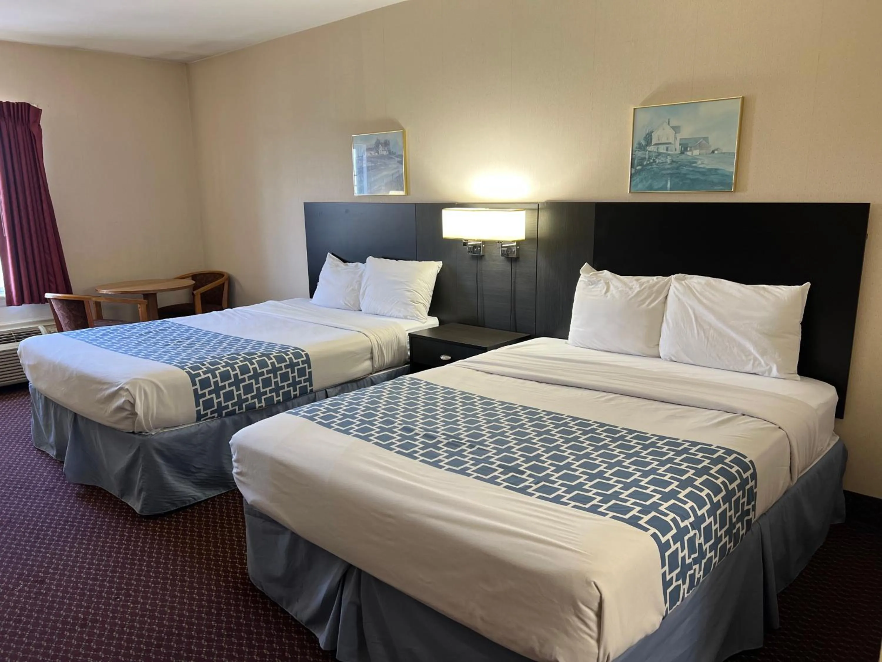 Bed in Olde Amish Inn