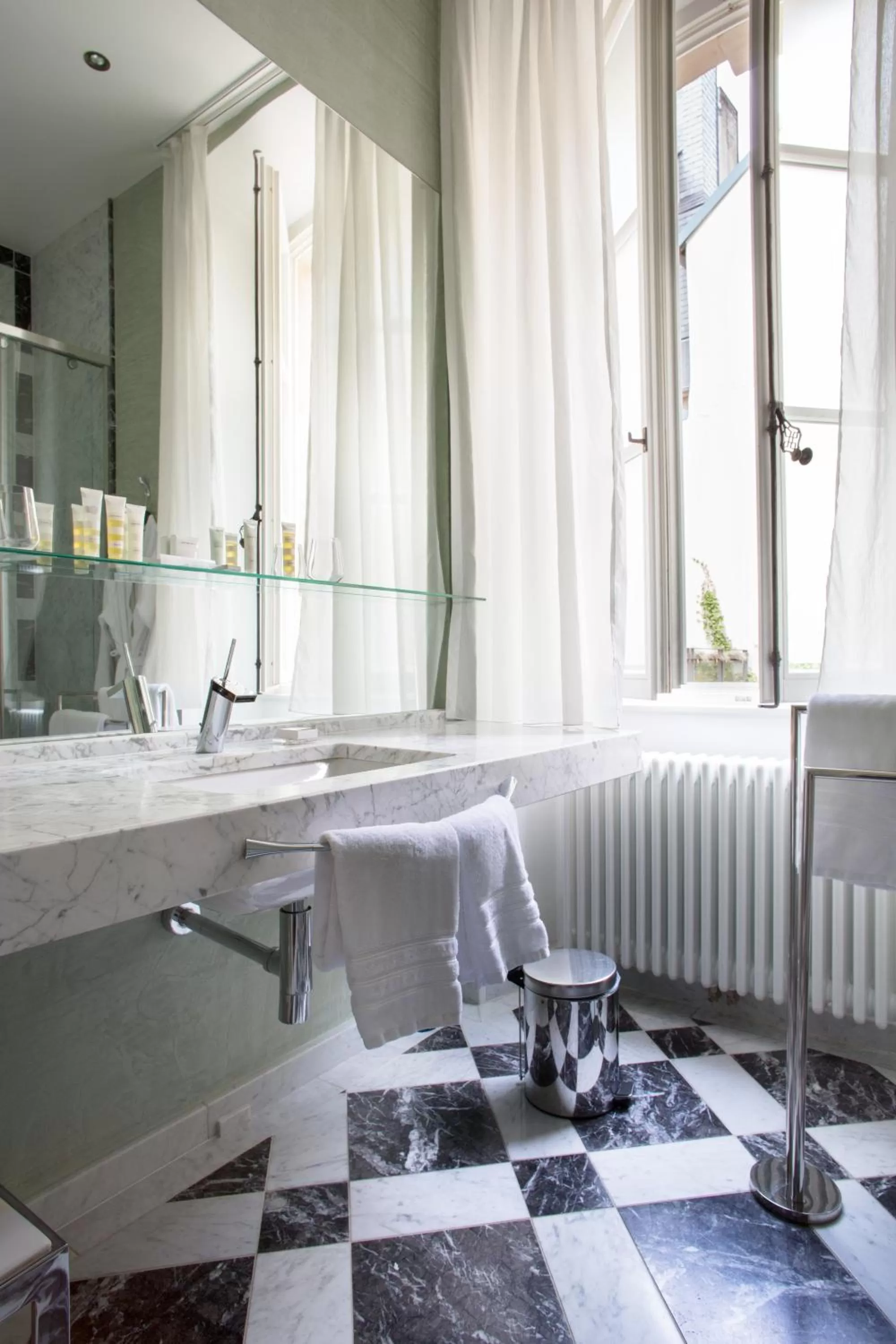 Bathroom in Hotel Le Place d'Armes - Relais & Châteaux