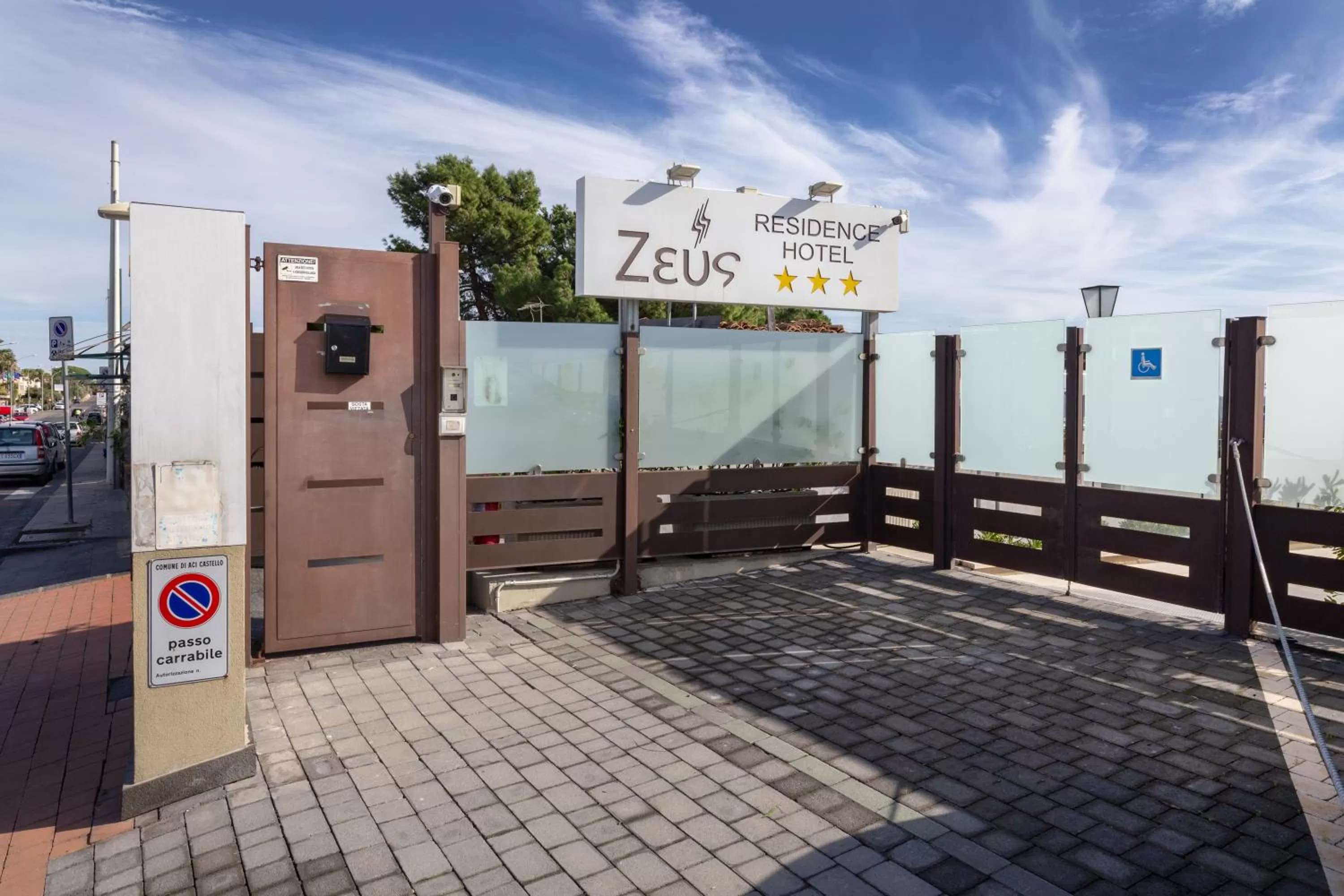 Facade/entrance in Zeus Hotel - Aparthotel - Meeting & Congress