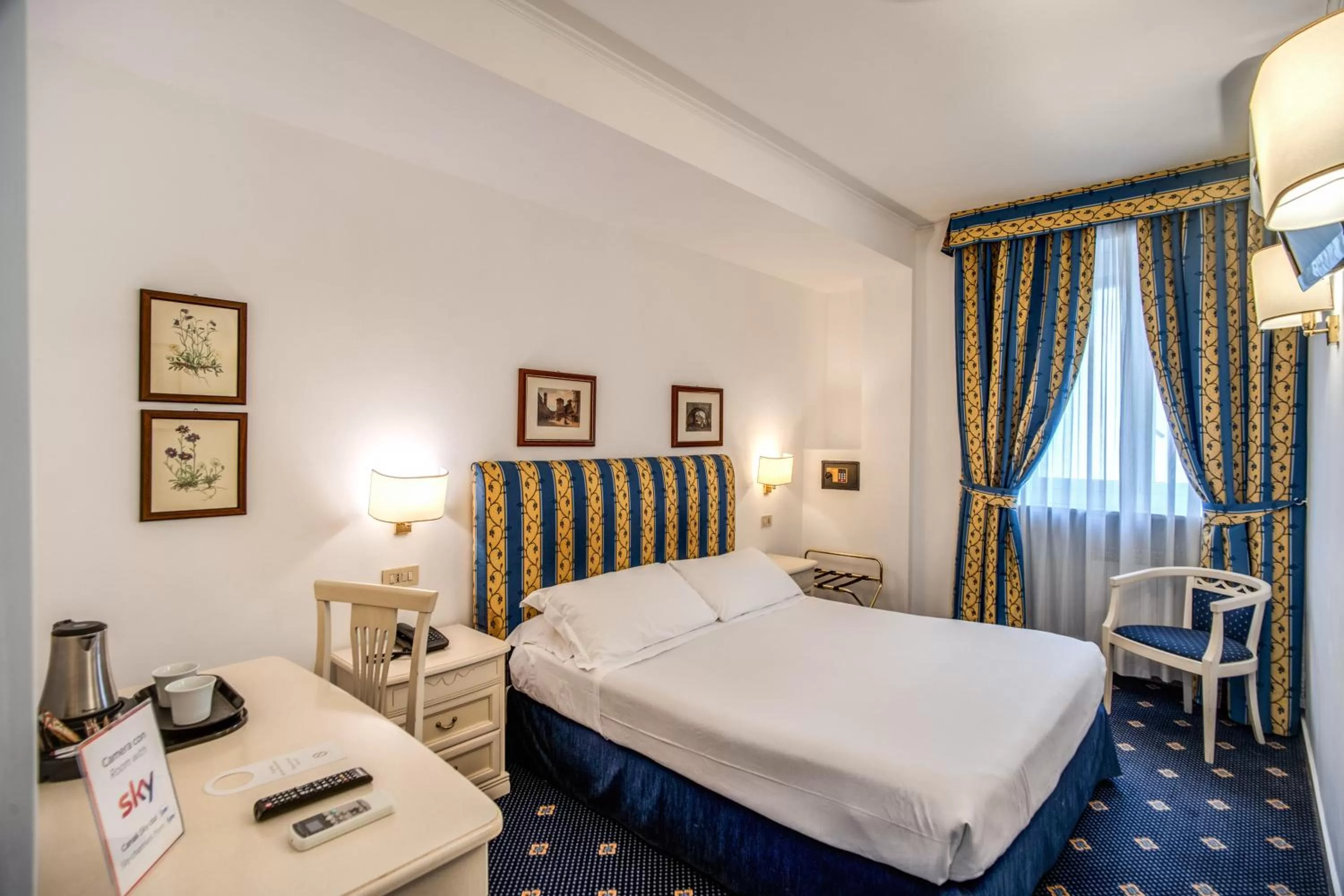 Bed in Hotel Napoleon