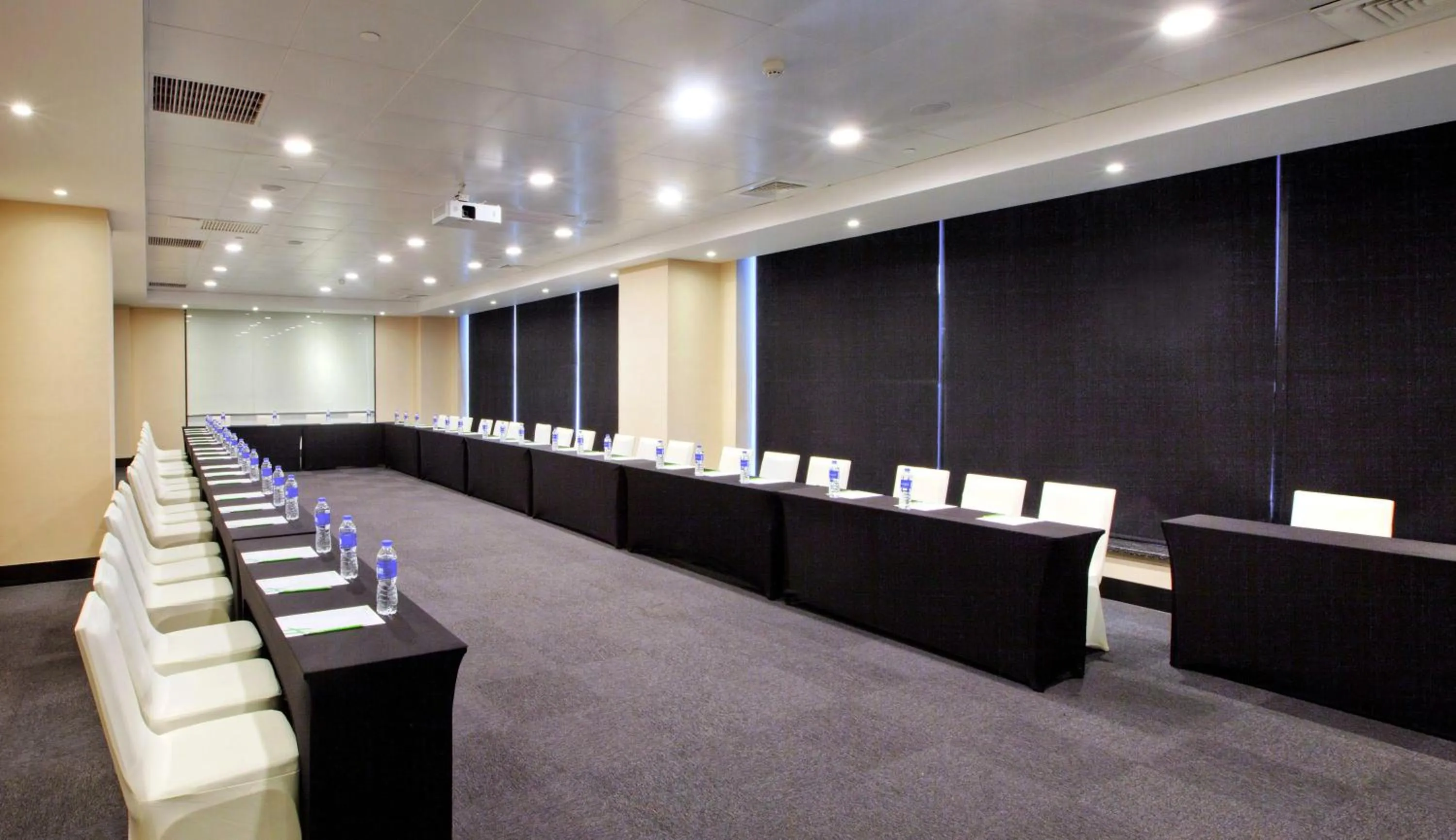 Meeting/conference room in Crowne Plaza Shanghai Jinshan by IHG