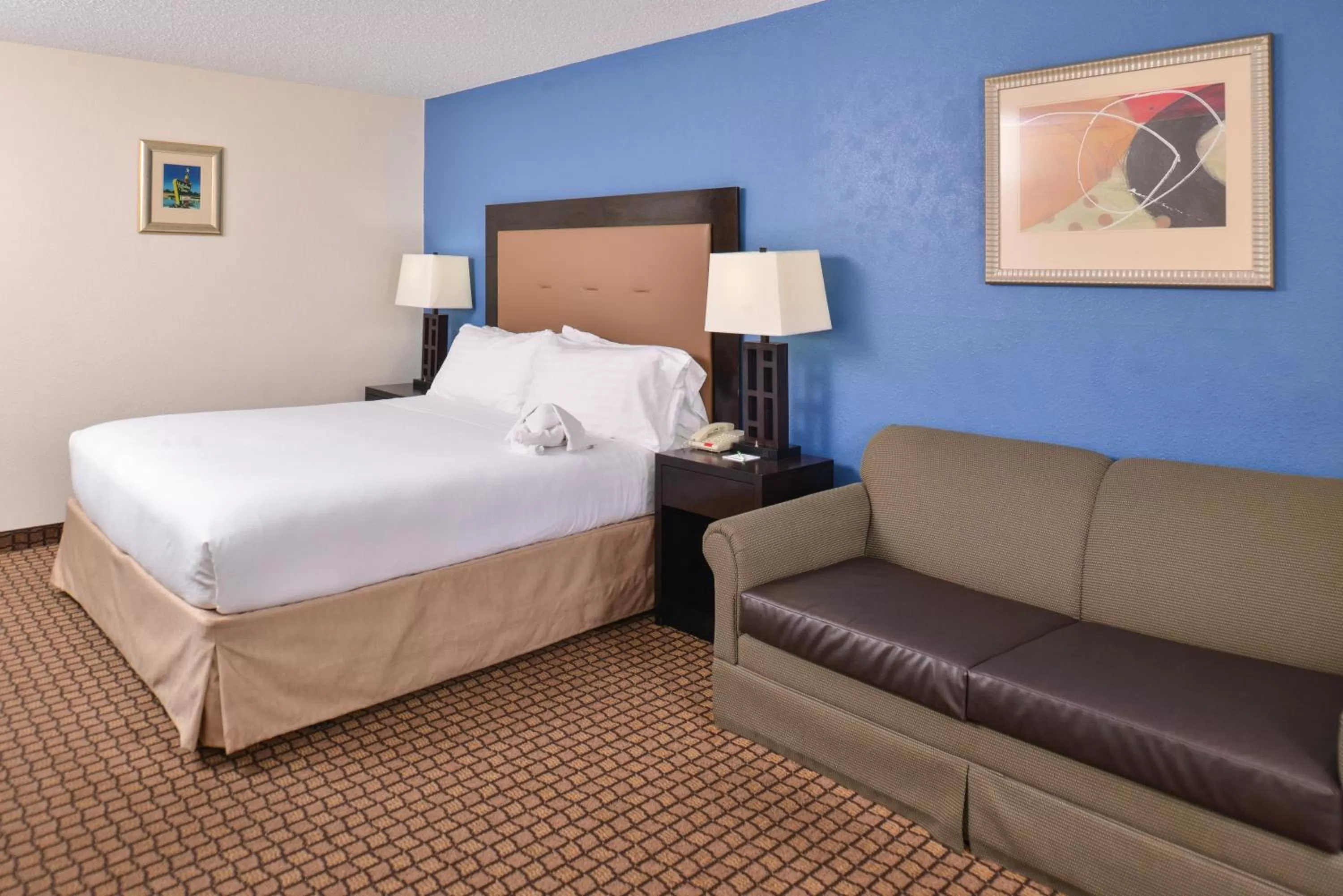 Photo of the whole room, Bed in Ramada Plaza by Wyndham Sheridan Hotel & Convention Center