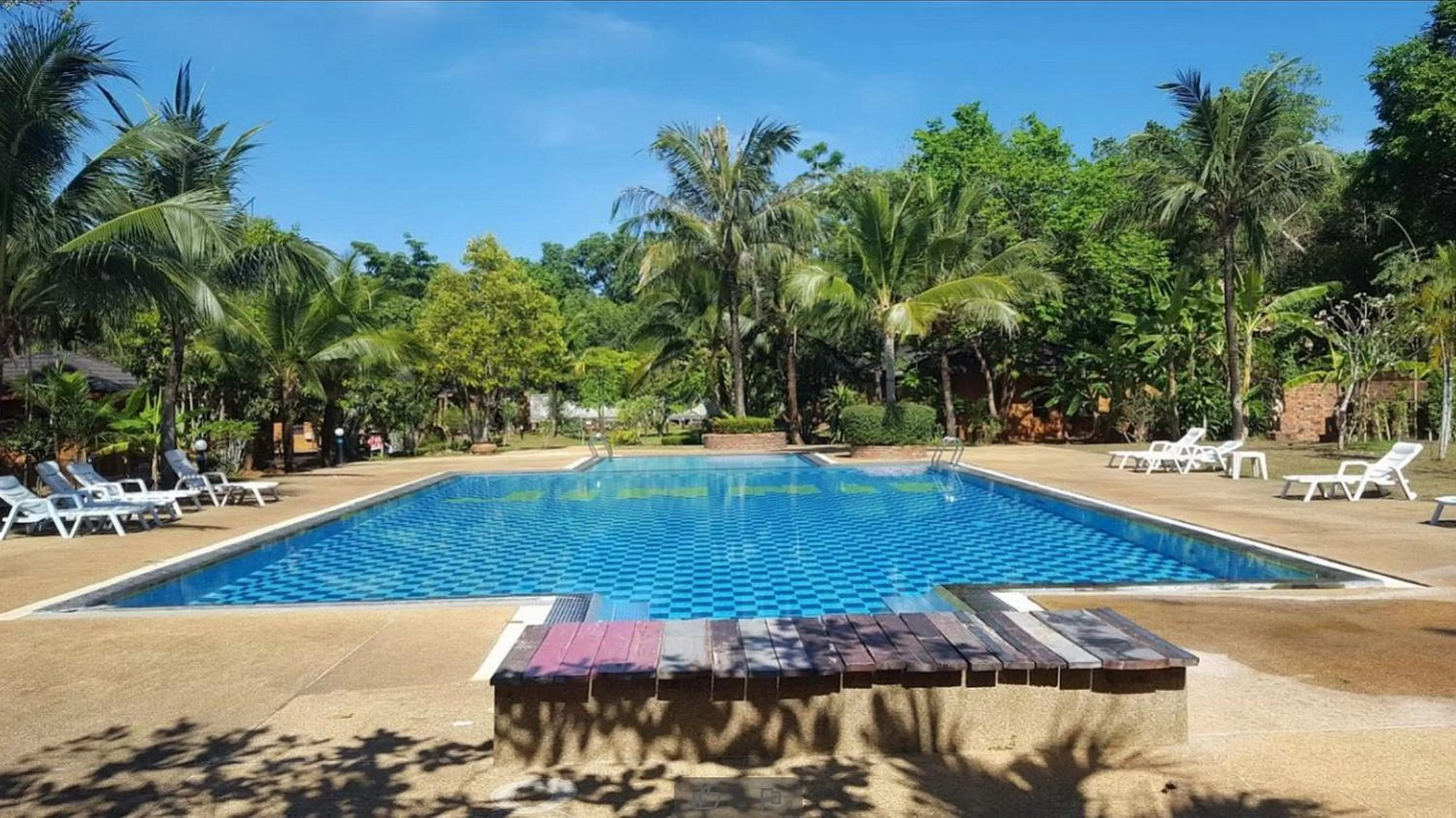Swimming pool in Doo Dee Boutique Resort by Swiss Chalet