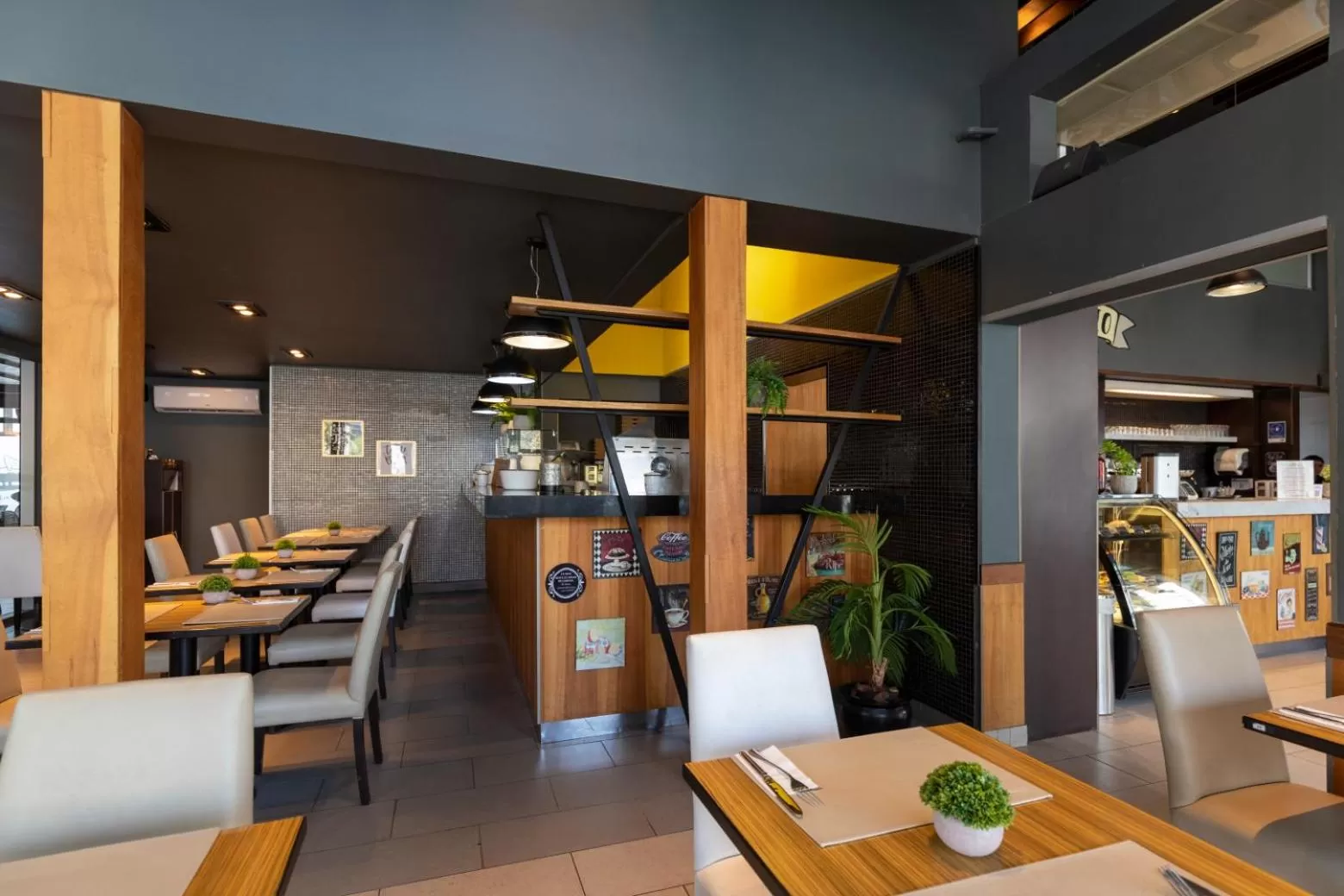 Restaurant/places to eat in Best Western Premier Marina Las Condes