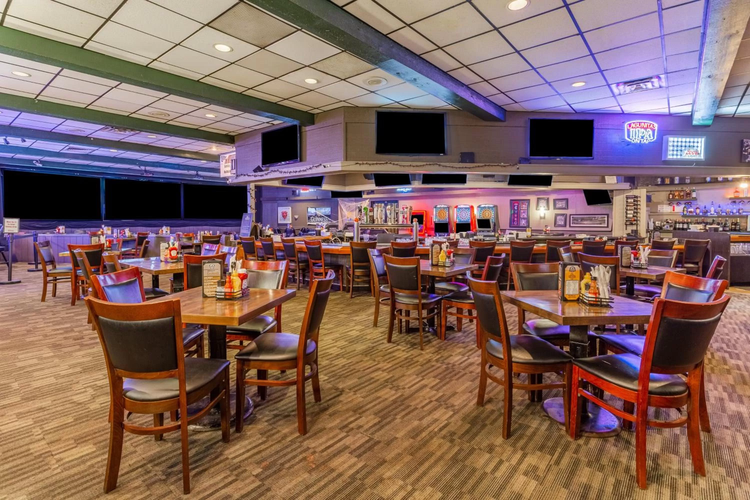 Lounge or bar in Holiday Inn Rockford by IHG