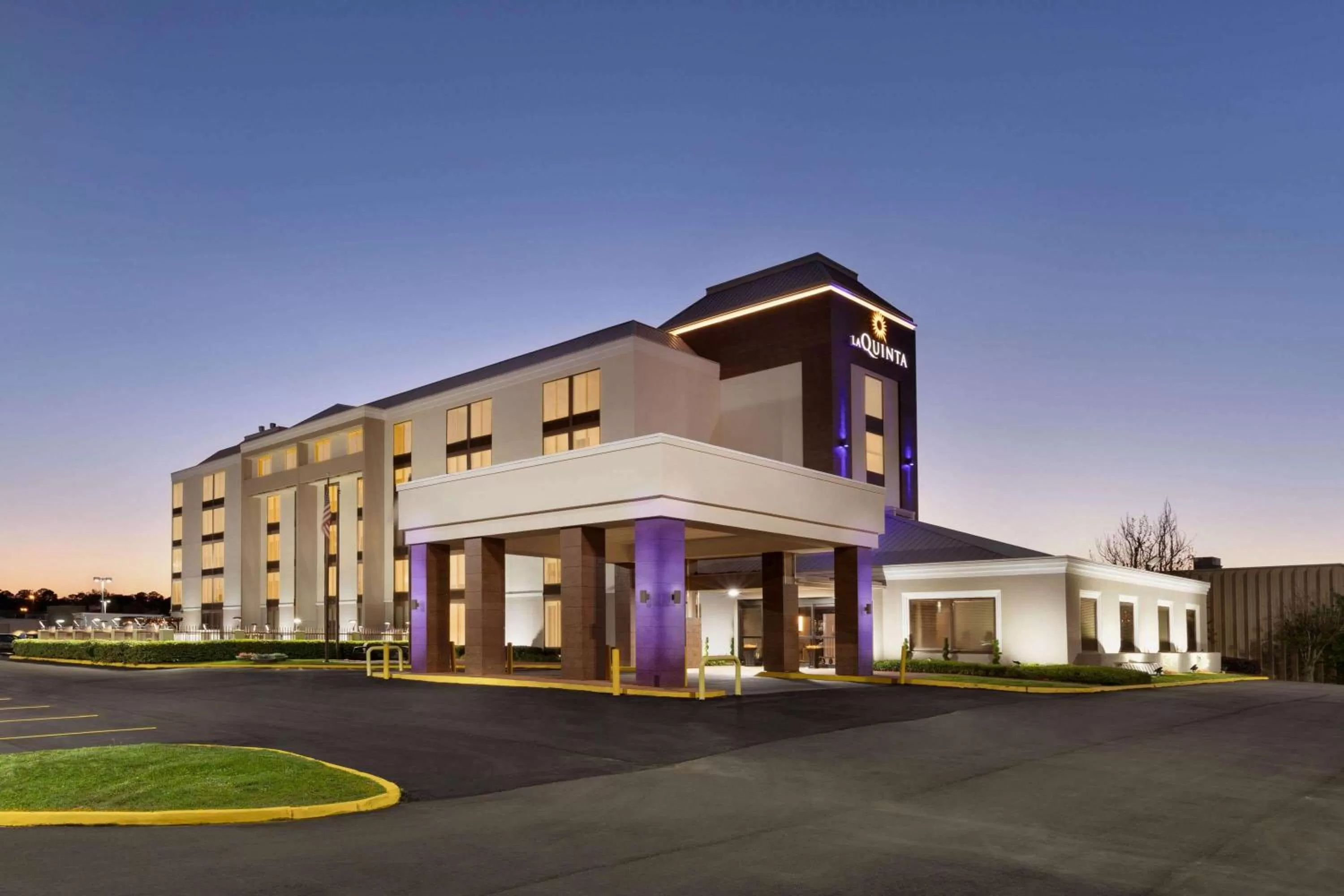 Property building in La Quinta inn & suites by Wyndham Dothan