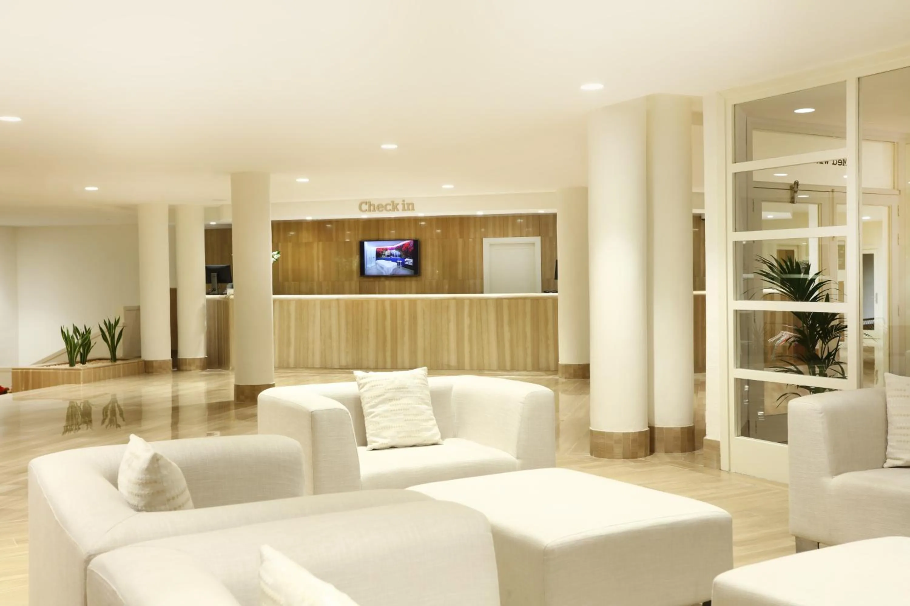 Lobby or reception in Iberostar Waves Playa de Muro