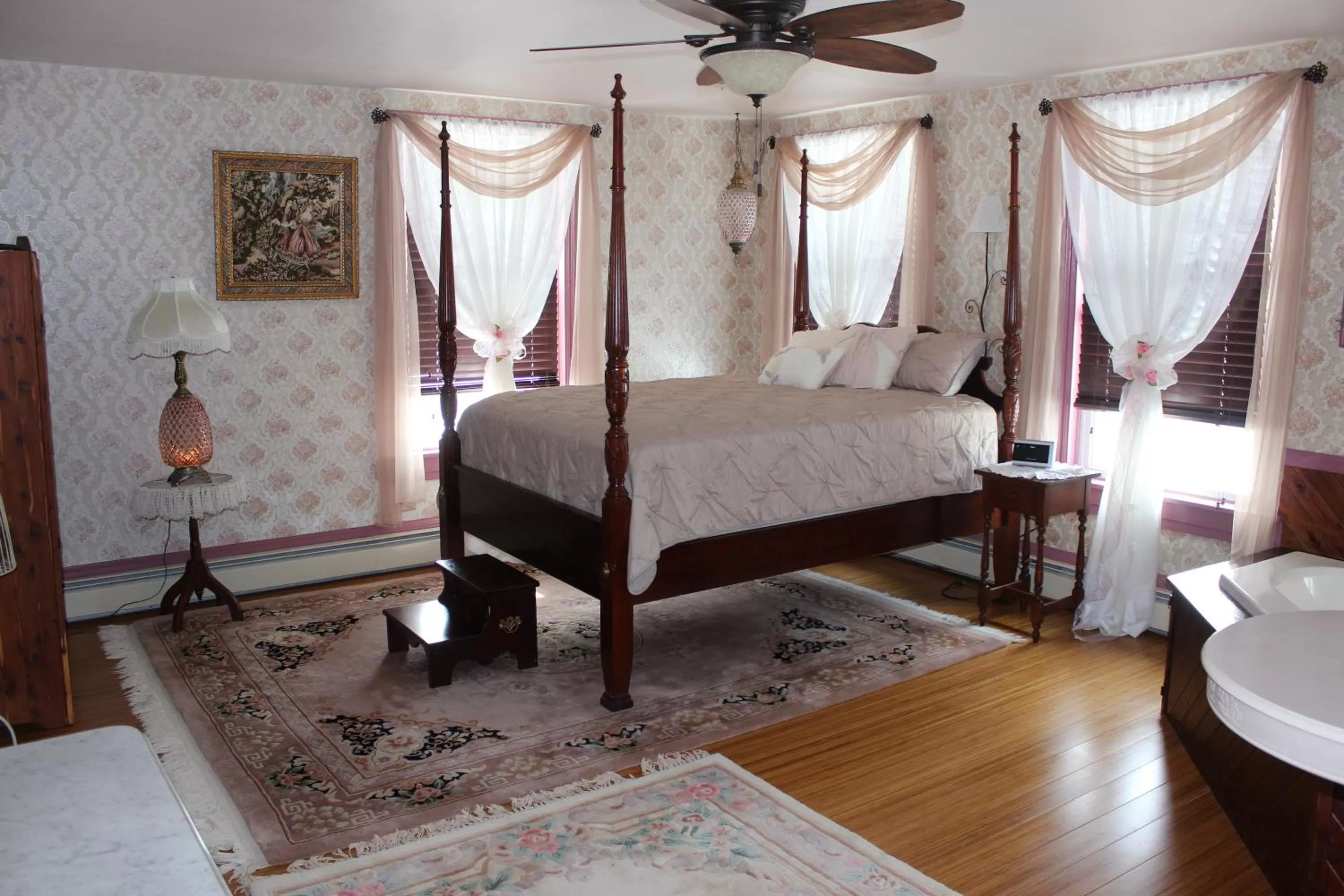 Queen Room with Spa Bath in Carriage Stop Bed & Breakfast