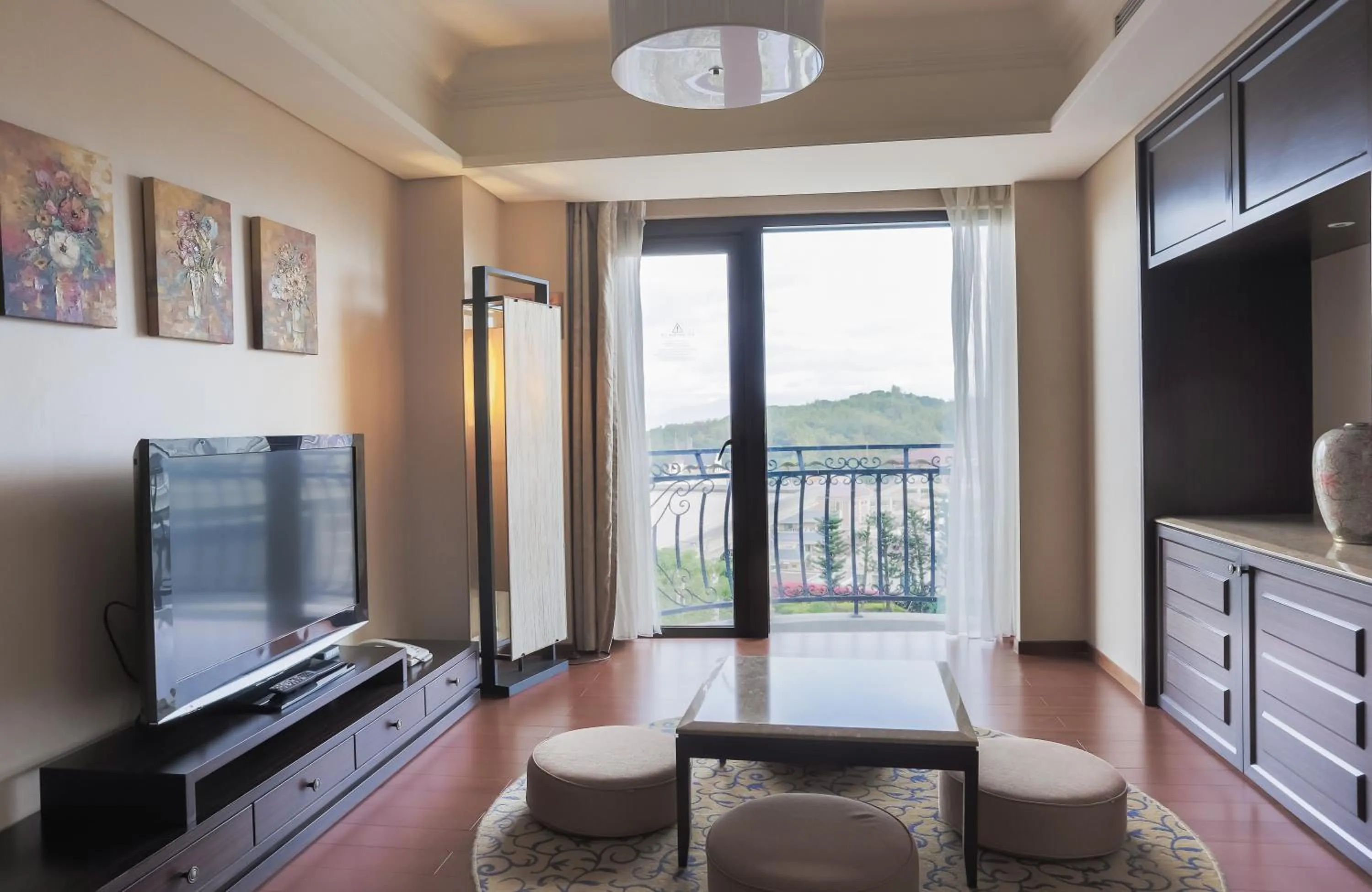 Communal lounge/ TV room in E-DA Royal Hotel