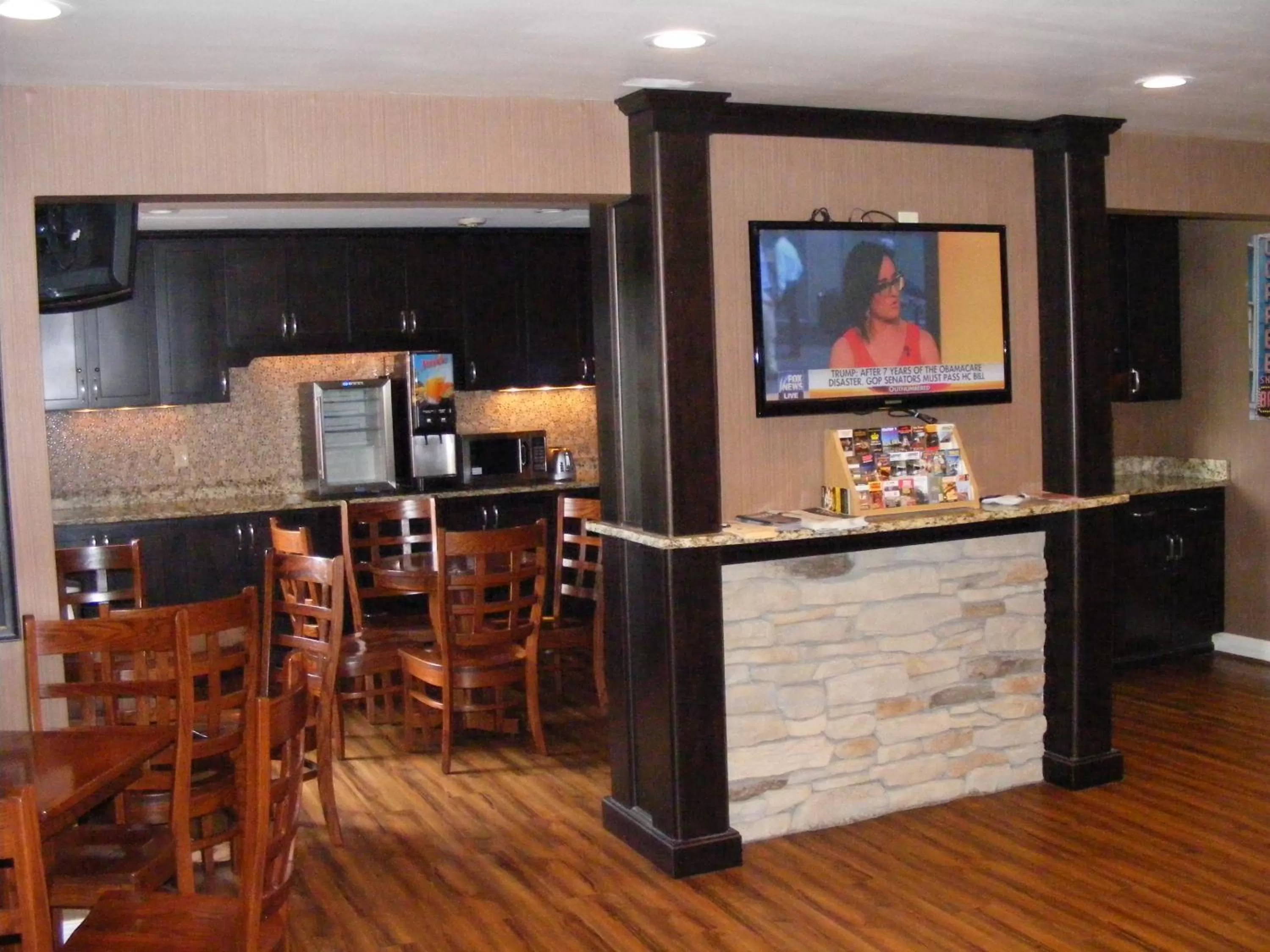 Communal lounge/ TV room in Ashley Quarters Hotel Airport-Cincinnati