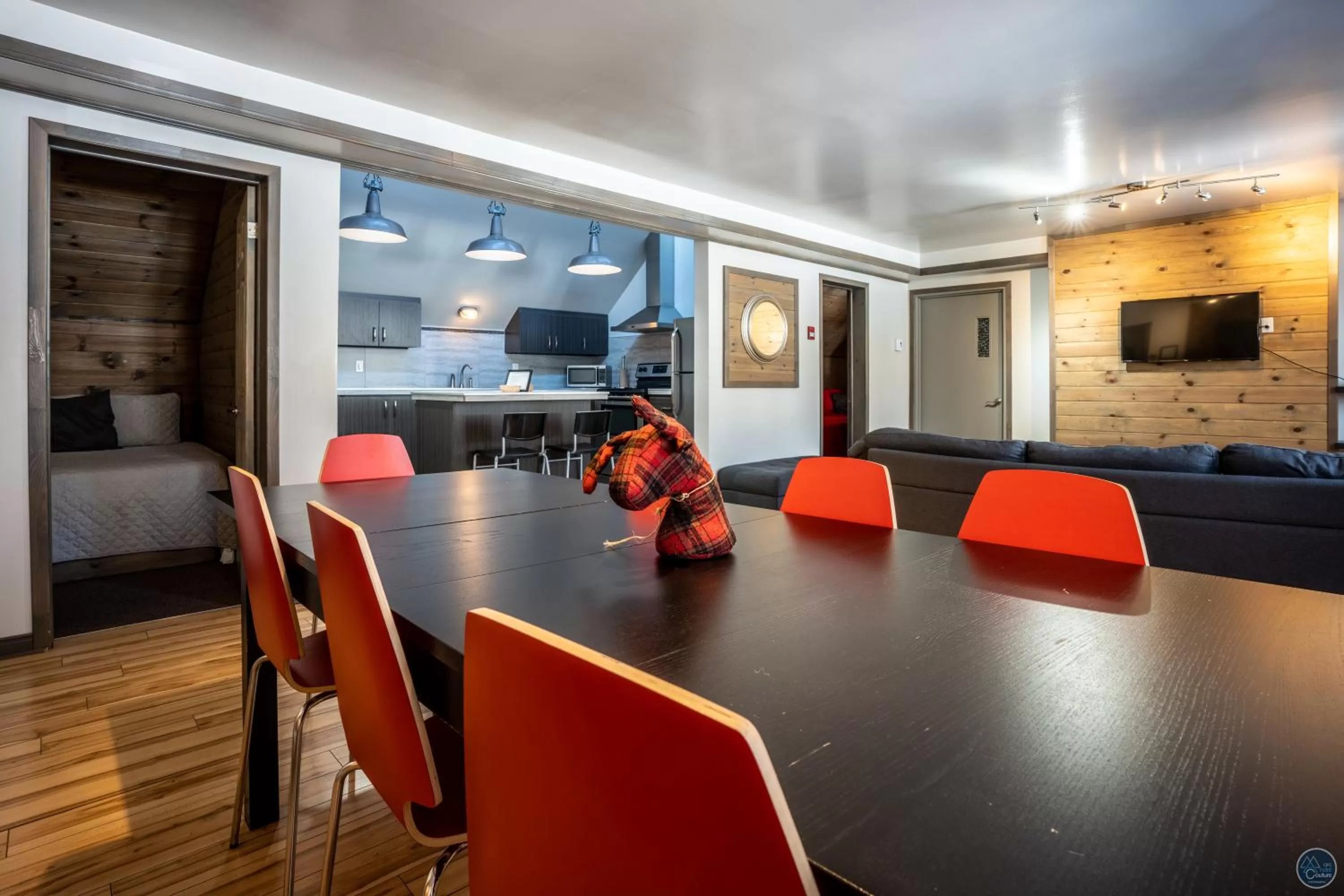 Communal lounge/ TV room, Dining Area in Auberge Éva