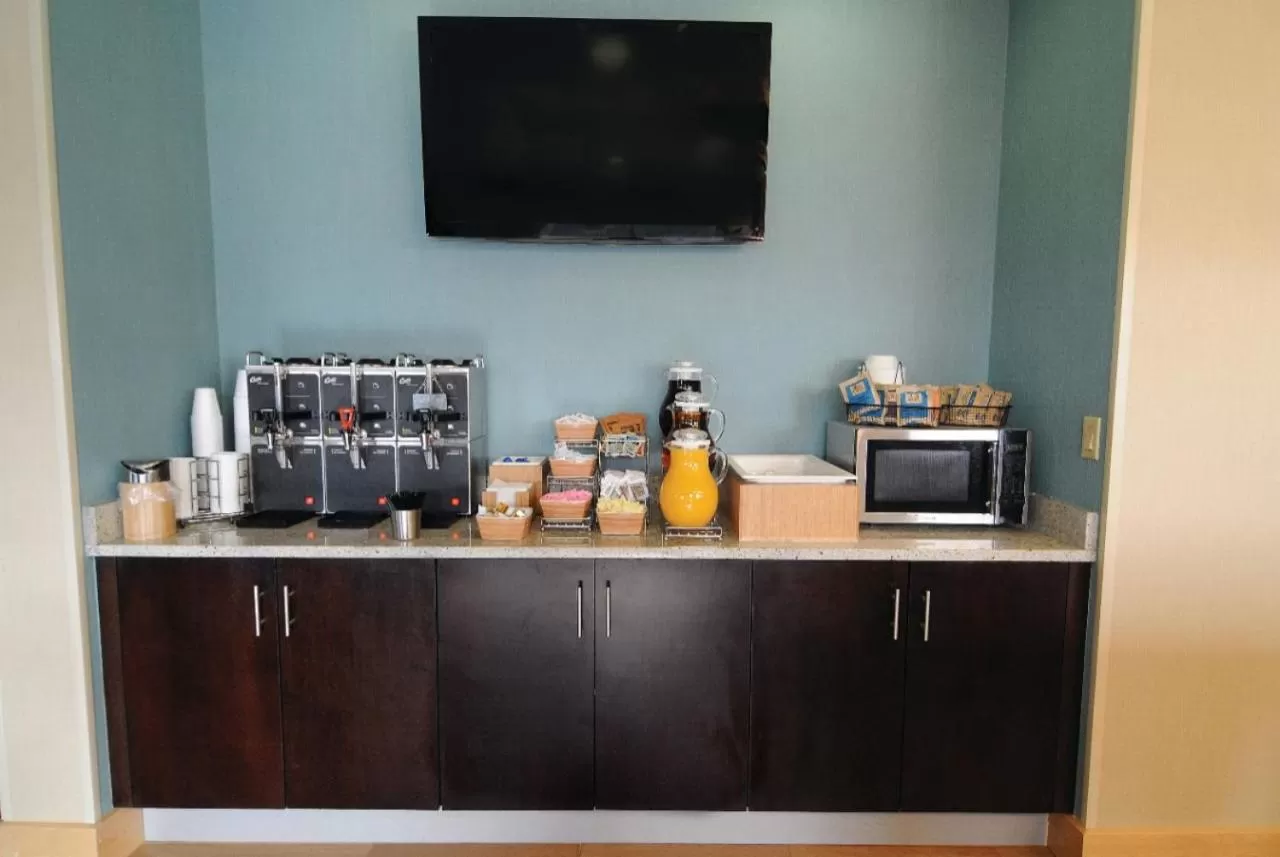 Coffee/tea facilities in La Quinta Inn & Suites by Wyndham Marysville