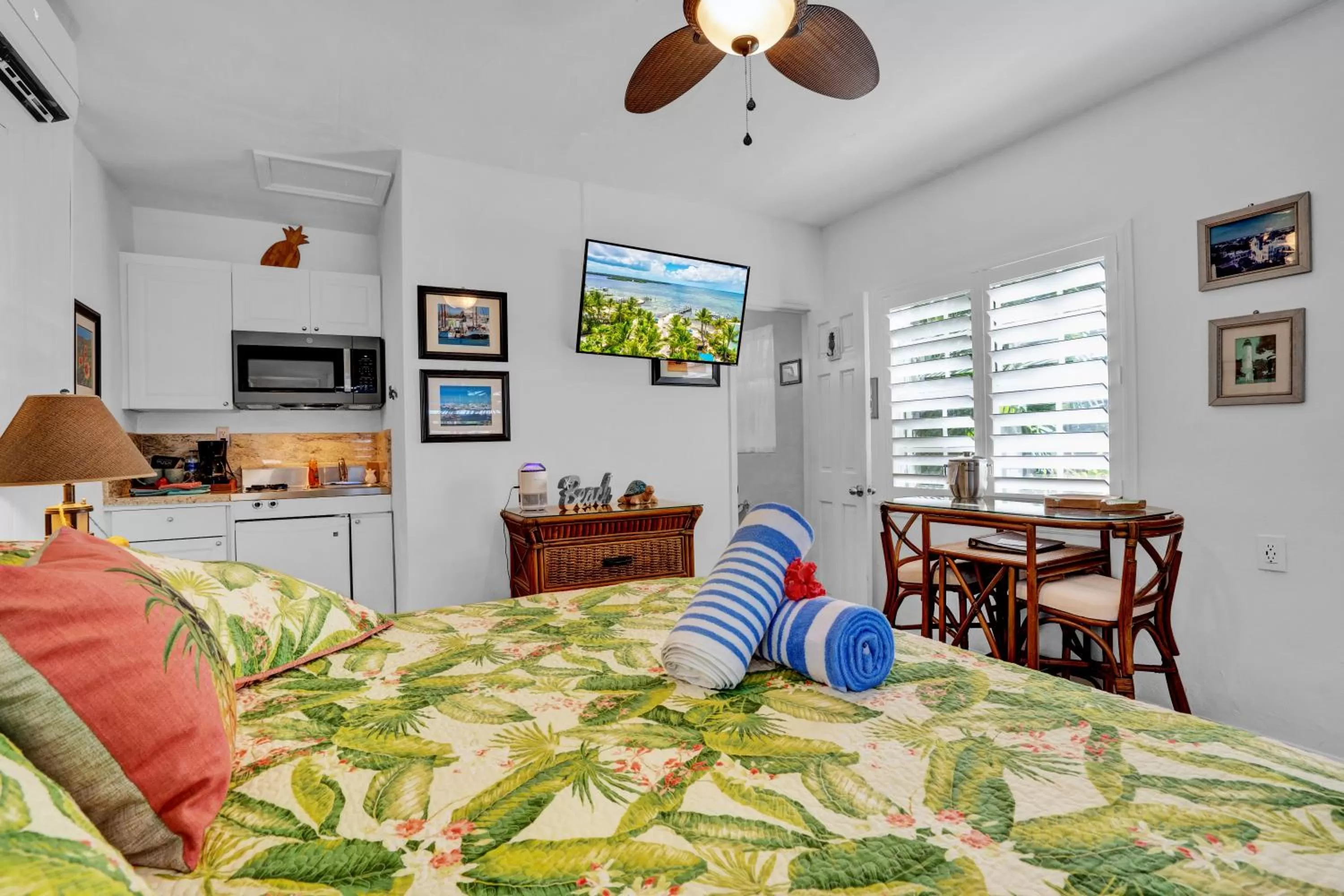 kitchen, Bed in Island Bay Resort