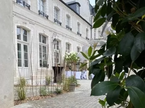 Property building in Hôtel Loysel le Gaucher
