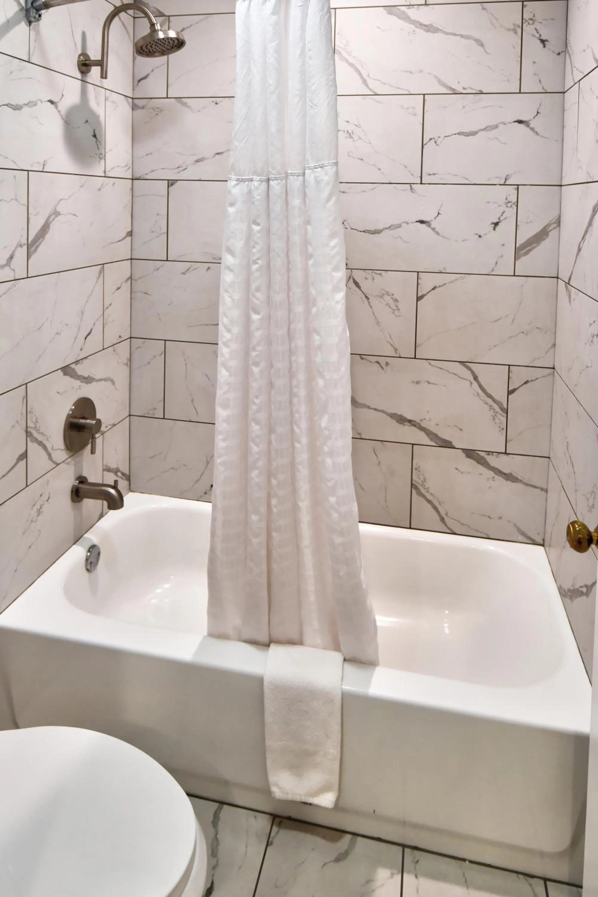 Bath in Econo Lodge Sevierville-Pigeon Forge on the River