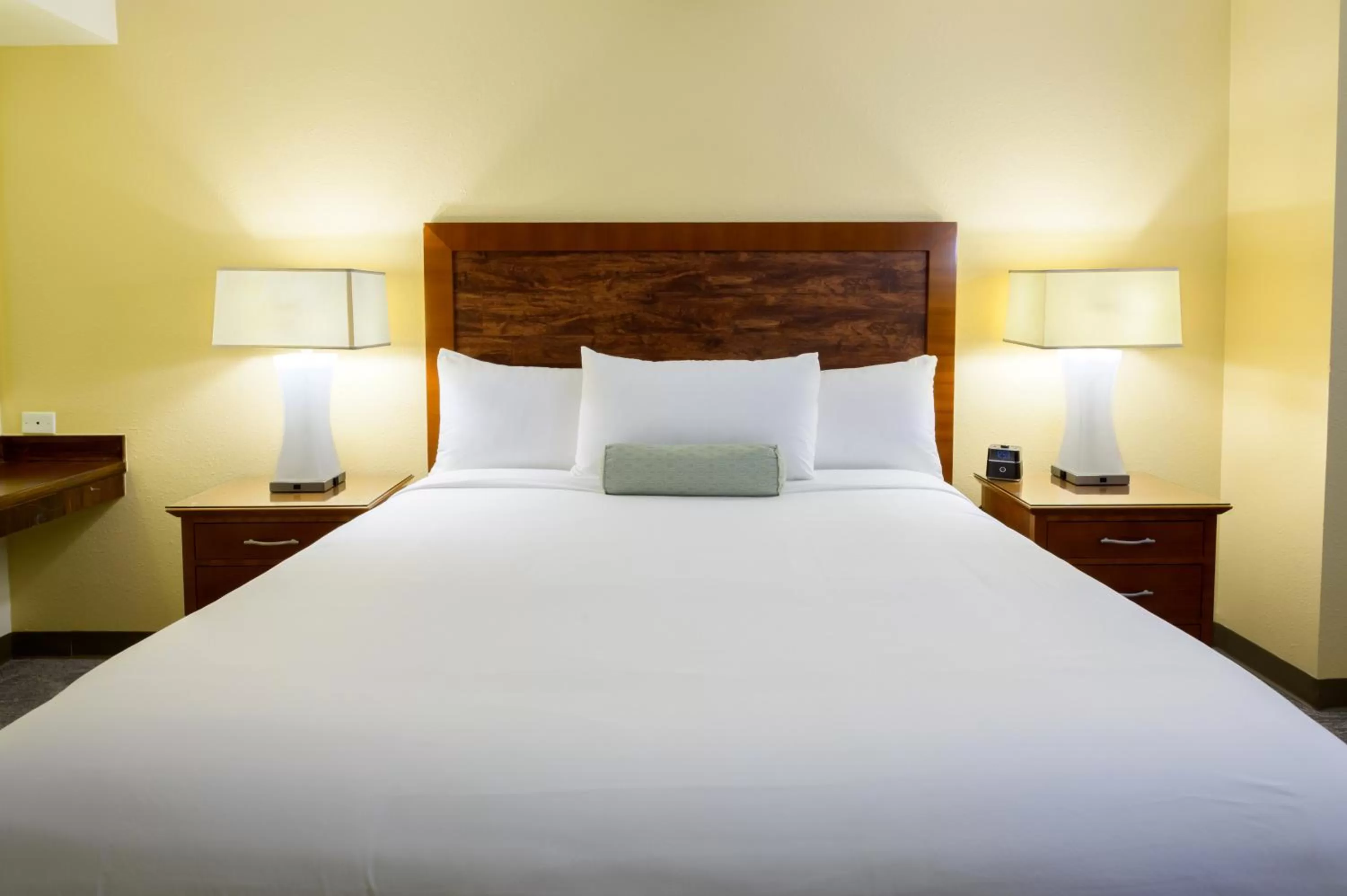 Bed in Airtel Plaza Hotel