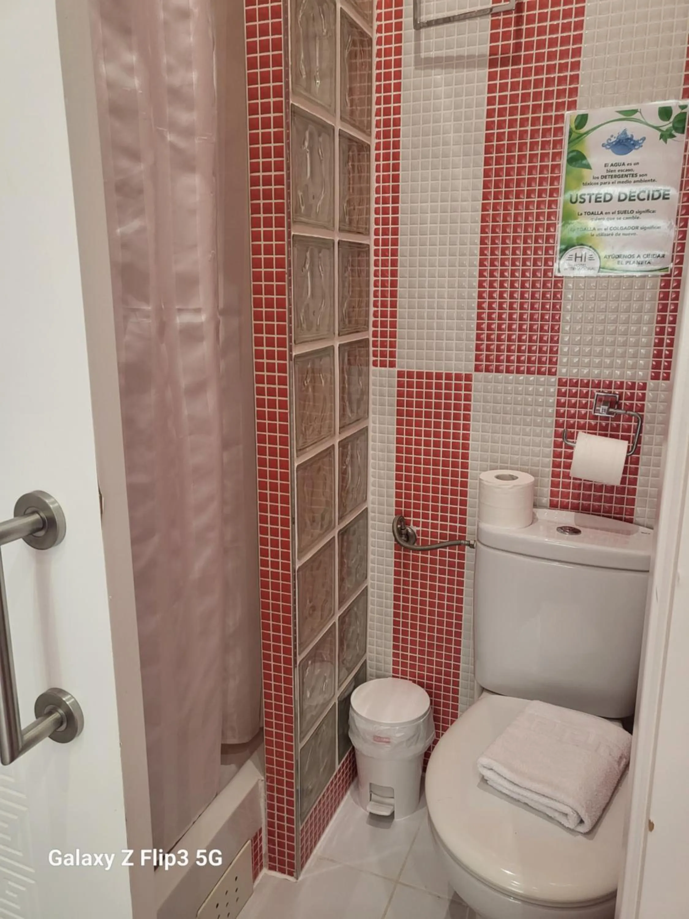 Shower in Hostal Inn Madrid