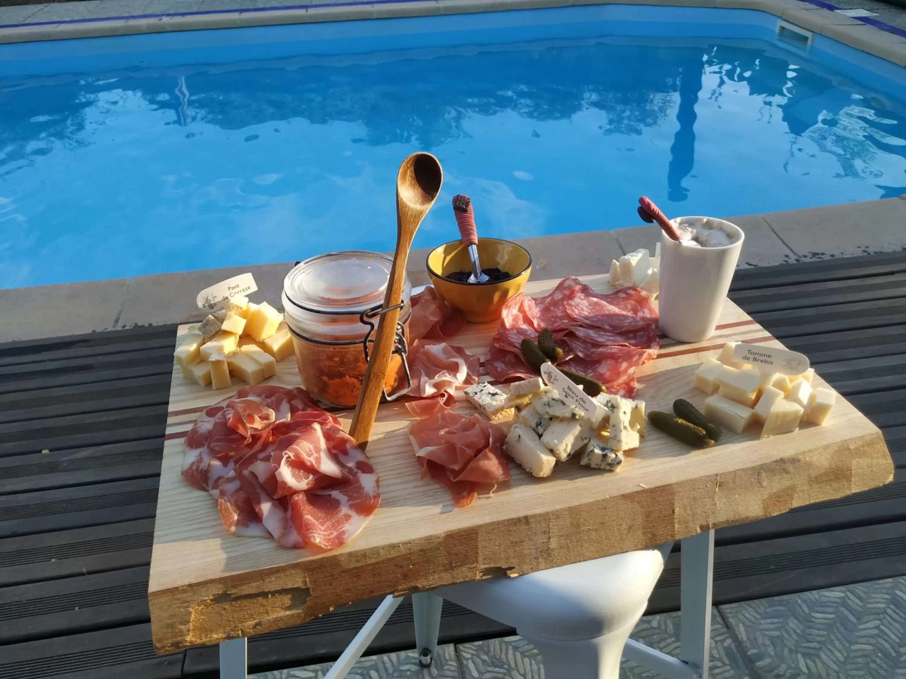 Food and drinks in La résinière de pirique