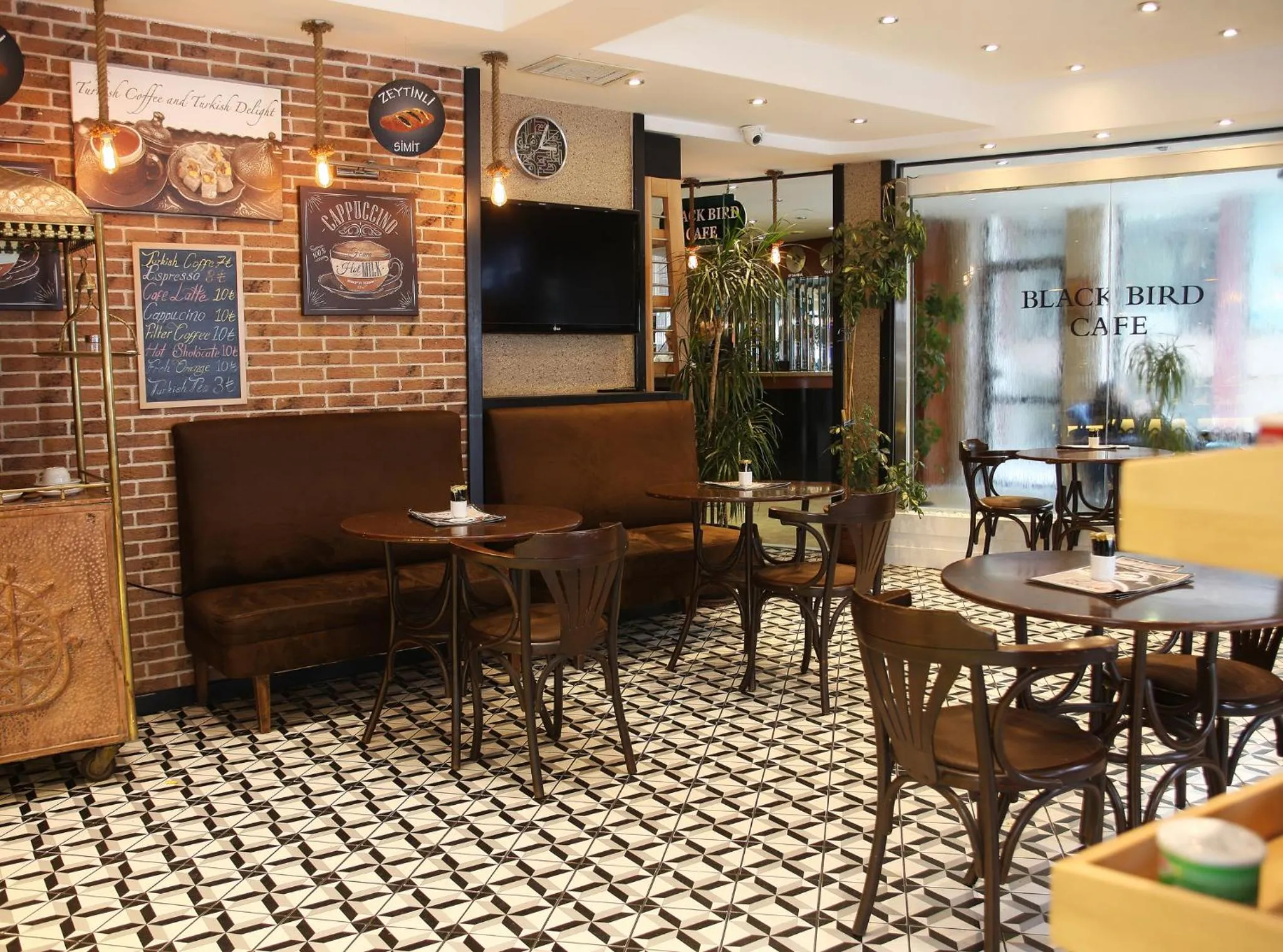 Living room, Restaurant/Places to Eat in Black Bird Hotel