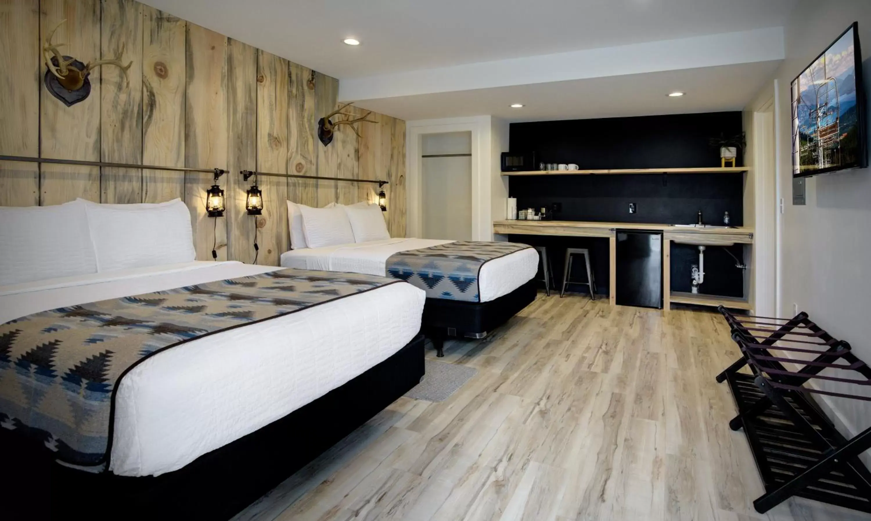 Queen Room with Two Queen Beds in Outdoors Inn Queen Room with Two Queen Beds in Outdoors Inn