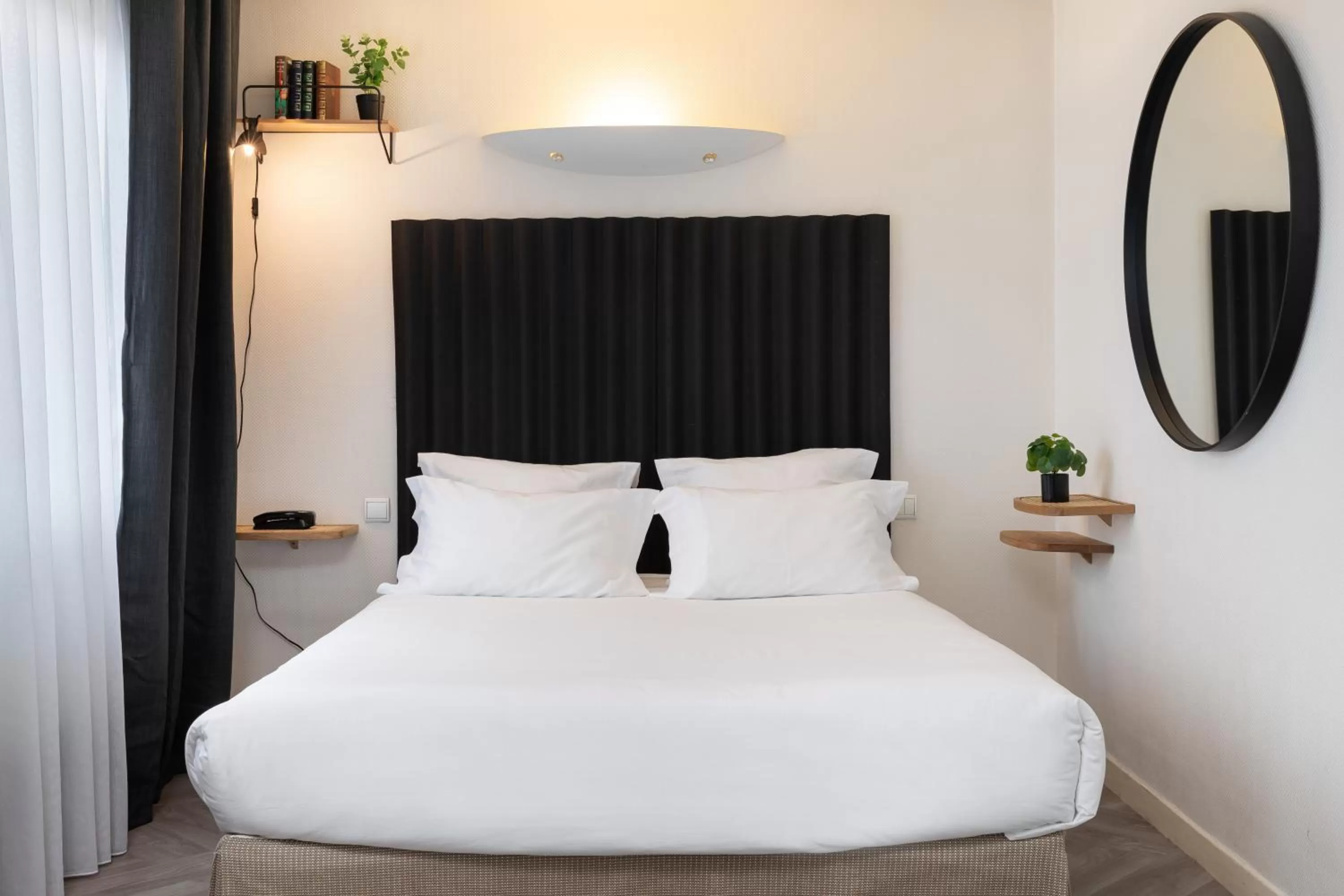 Bed in Hôtel Chromatics & Restaurant Hill Club by HappyCulture