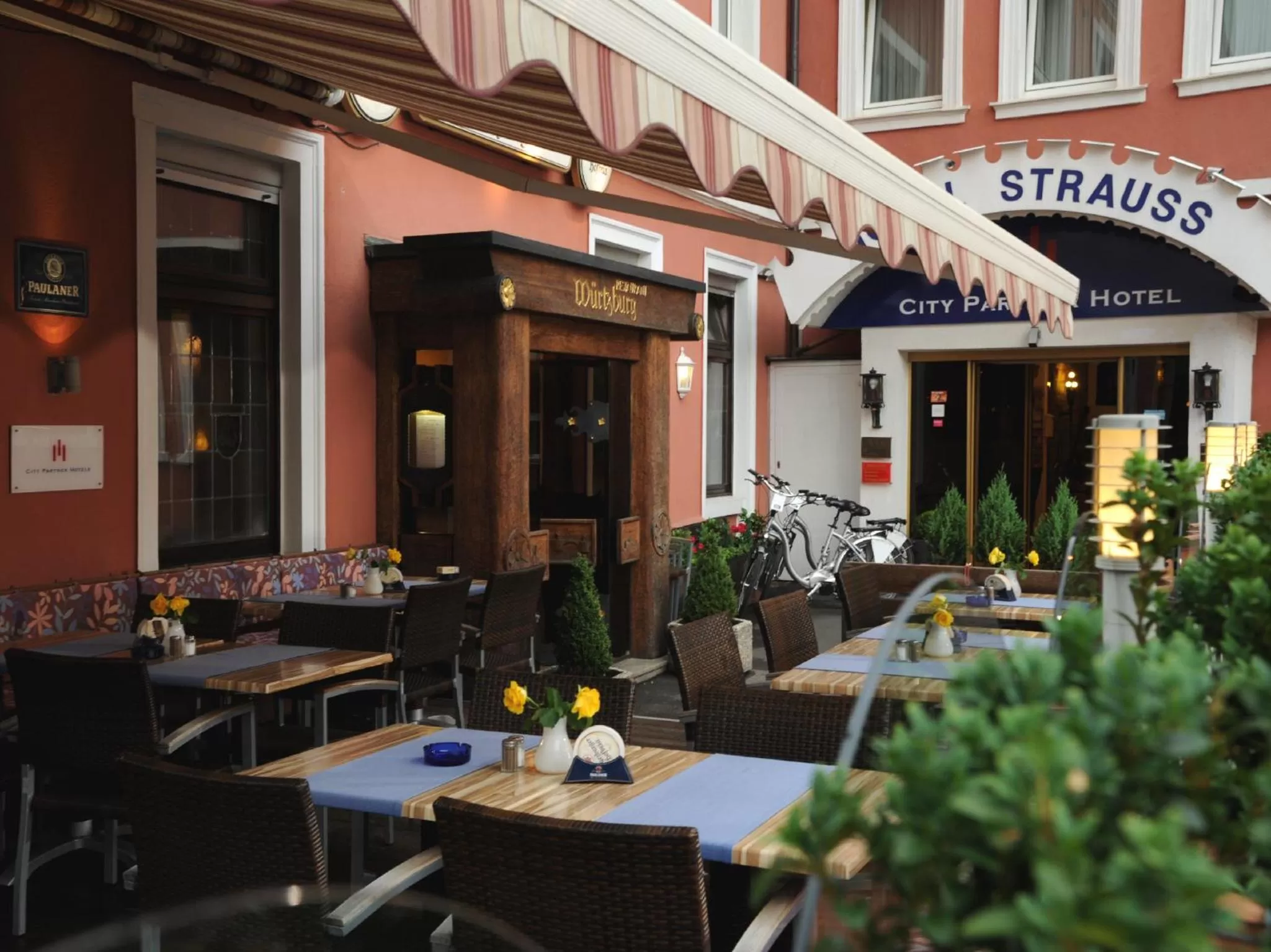 Restaurant/places to eat in City Partner Hotel Strauss