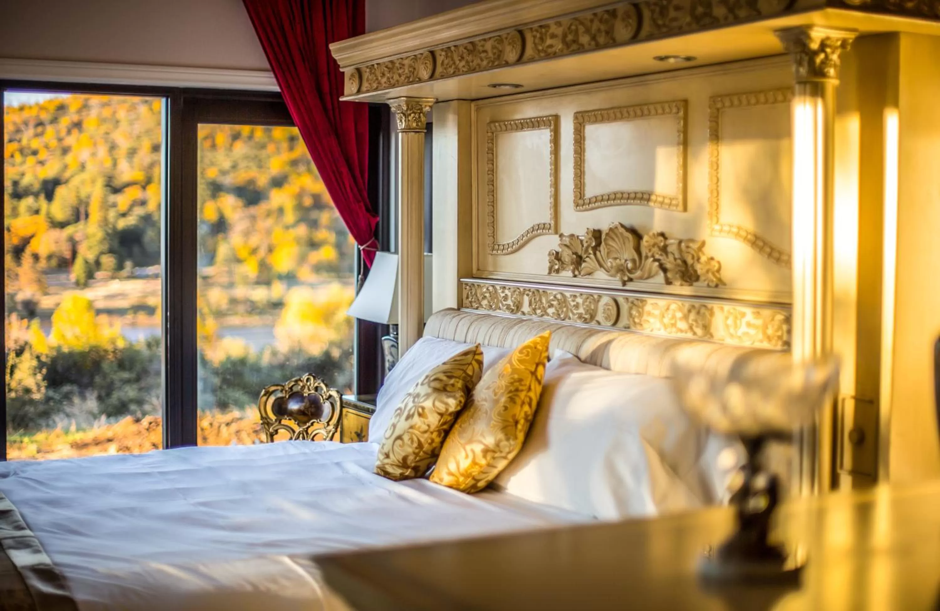 Bed in Quiet Mind Mountain Lodge, Retreat & Spa