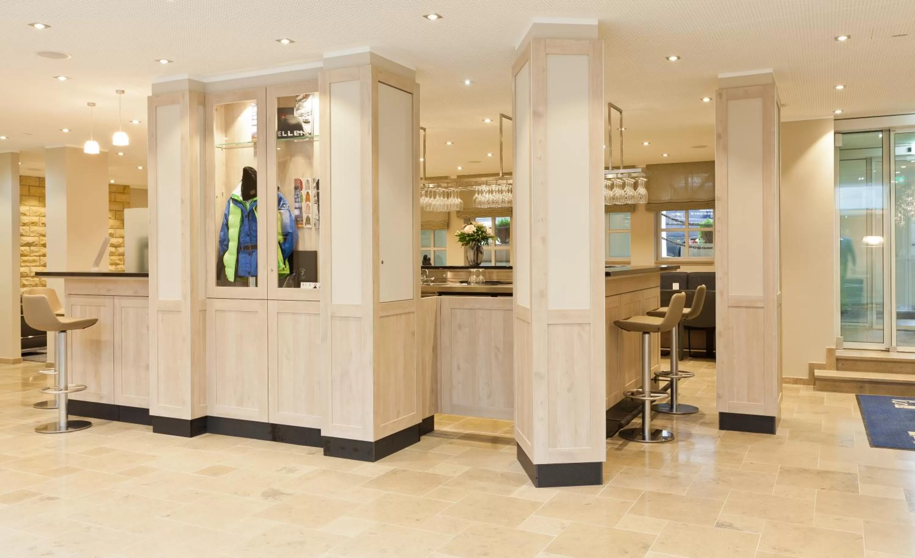 Lounge or bar in Michels Inselhotel Vier Jahreszeiten