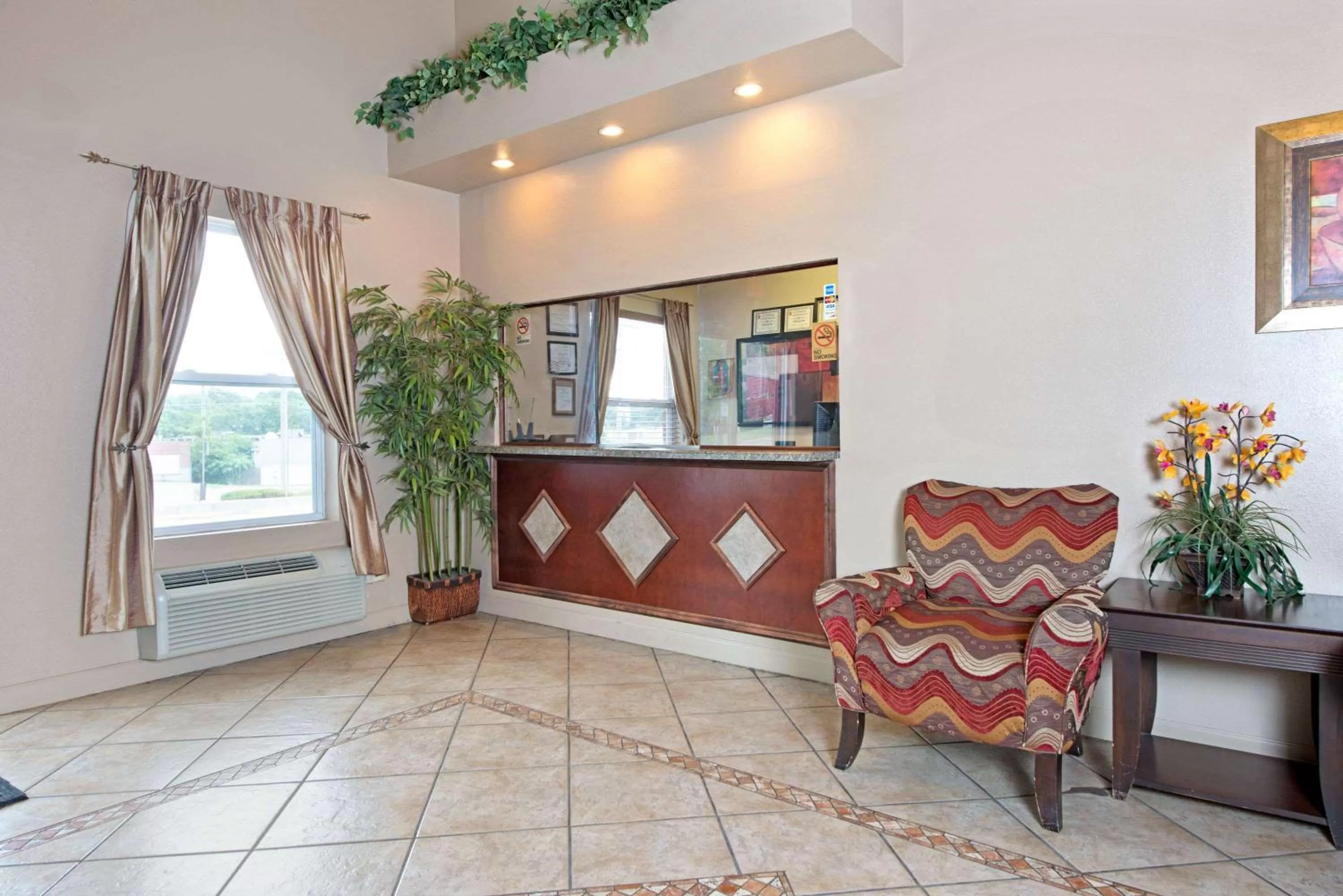 Lobby or reception in Super 8 by Wyndham St. Louis Airport