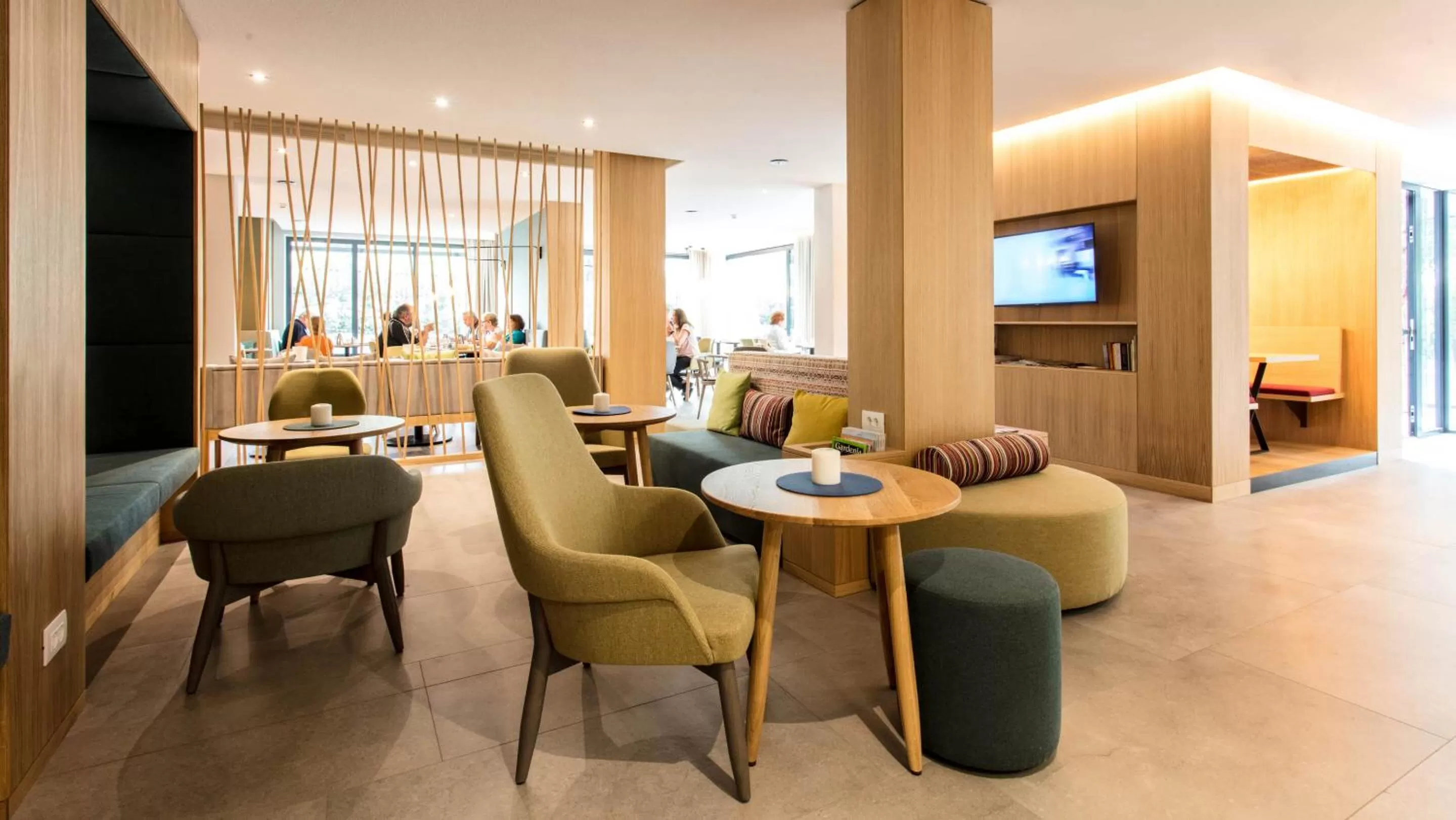 Communal lounge/ TV room in Flora Hotel & Suites