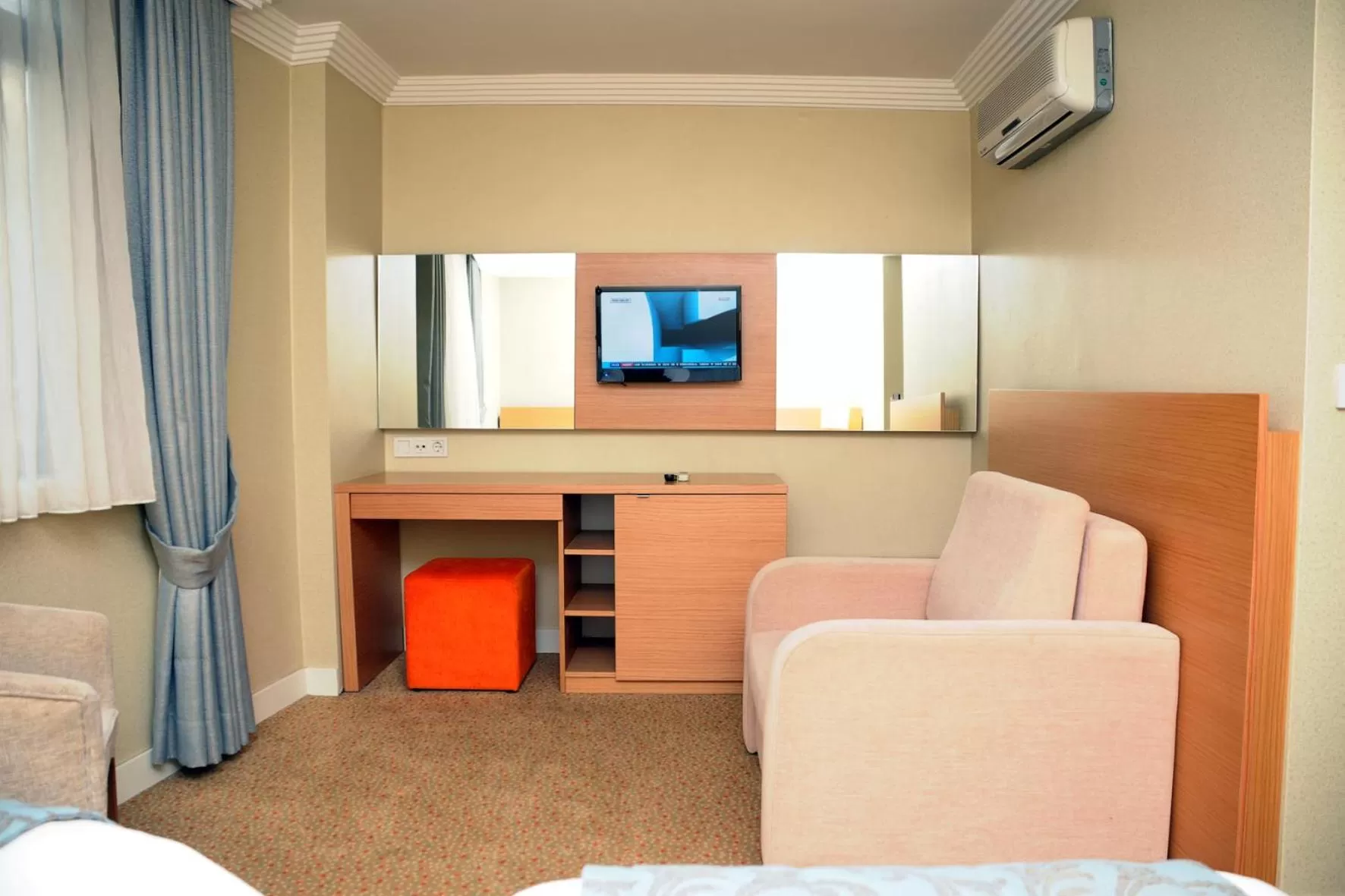 TV and multimedia, TV/Entertainment Center in Sahinbey Hotel