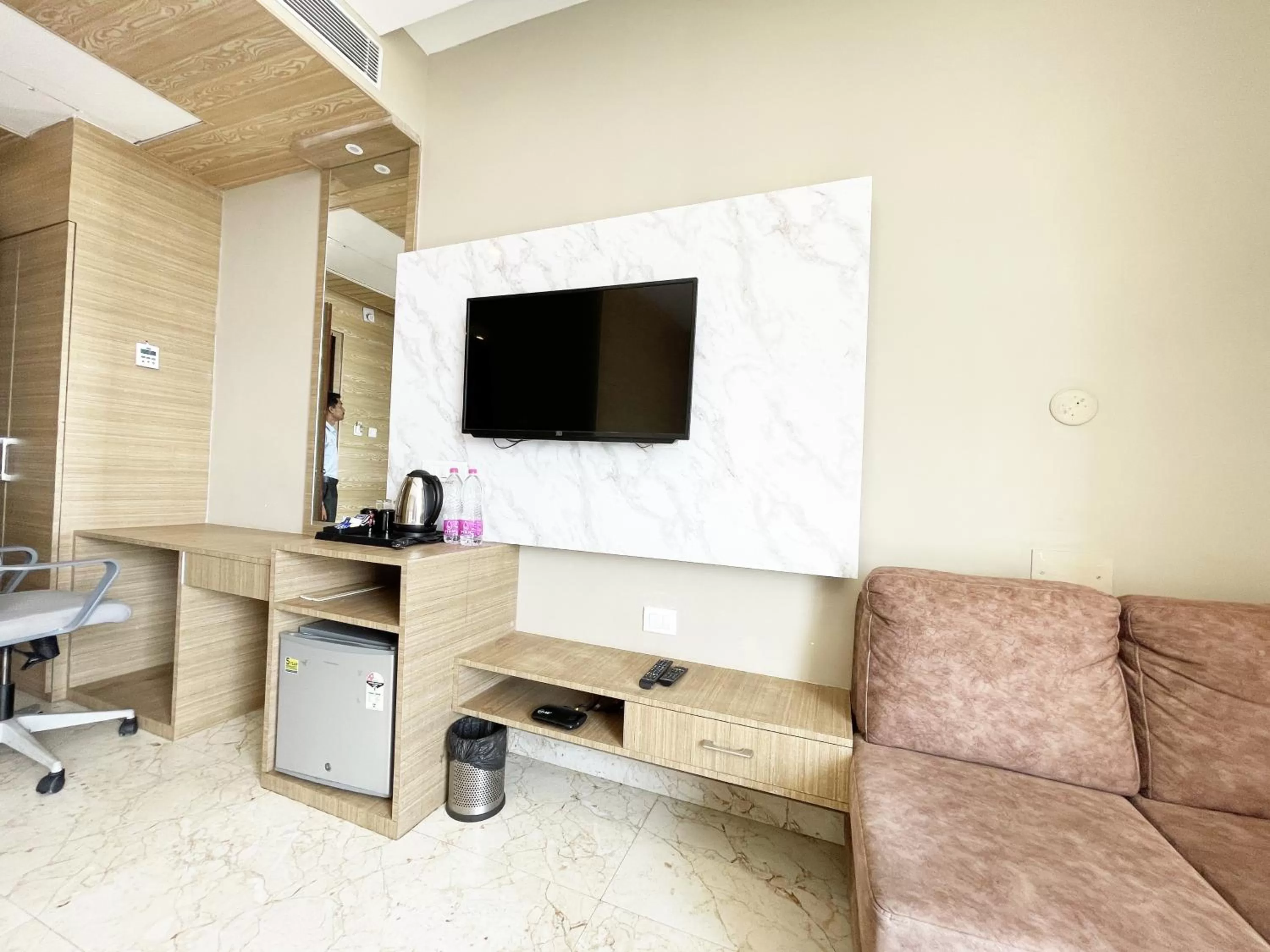 TV and multimedia, TV/Entertainment Center in Hotel TBS sea view ! Puri