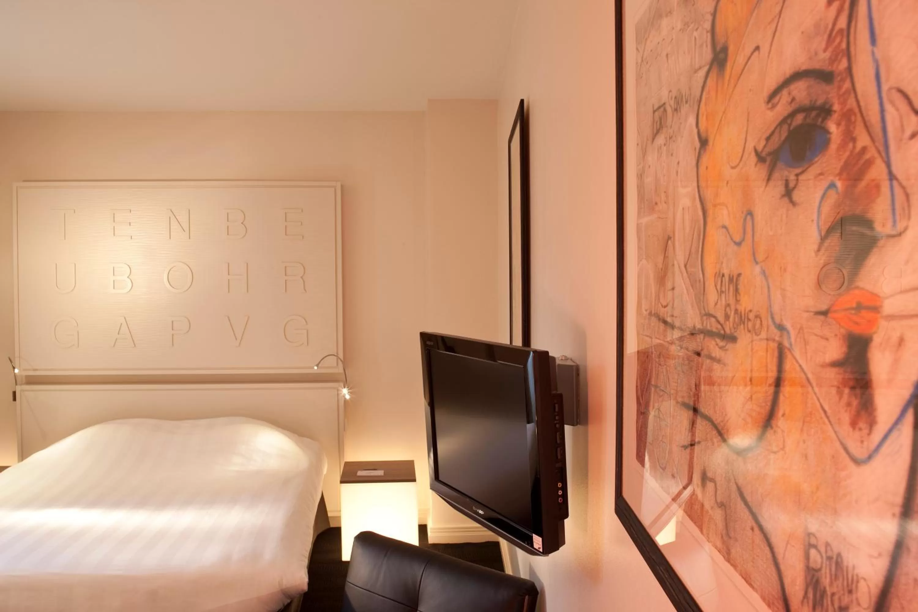 Photo of the whole room, Bed in Hôtel Gutenberg